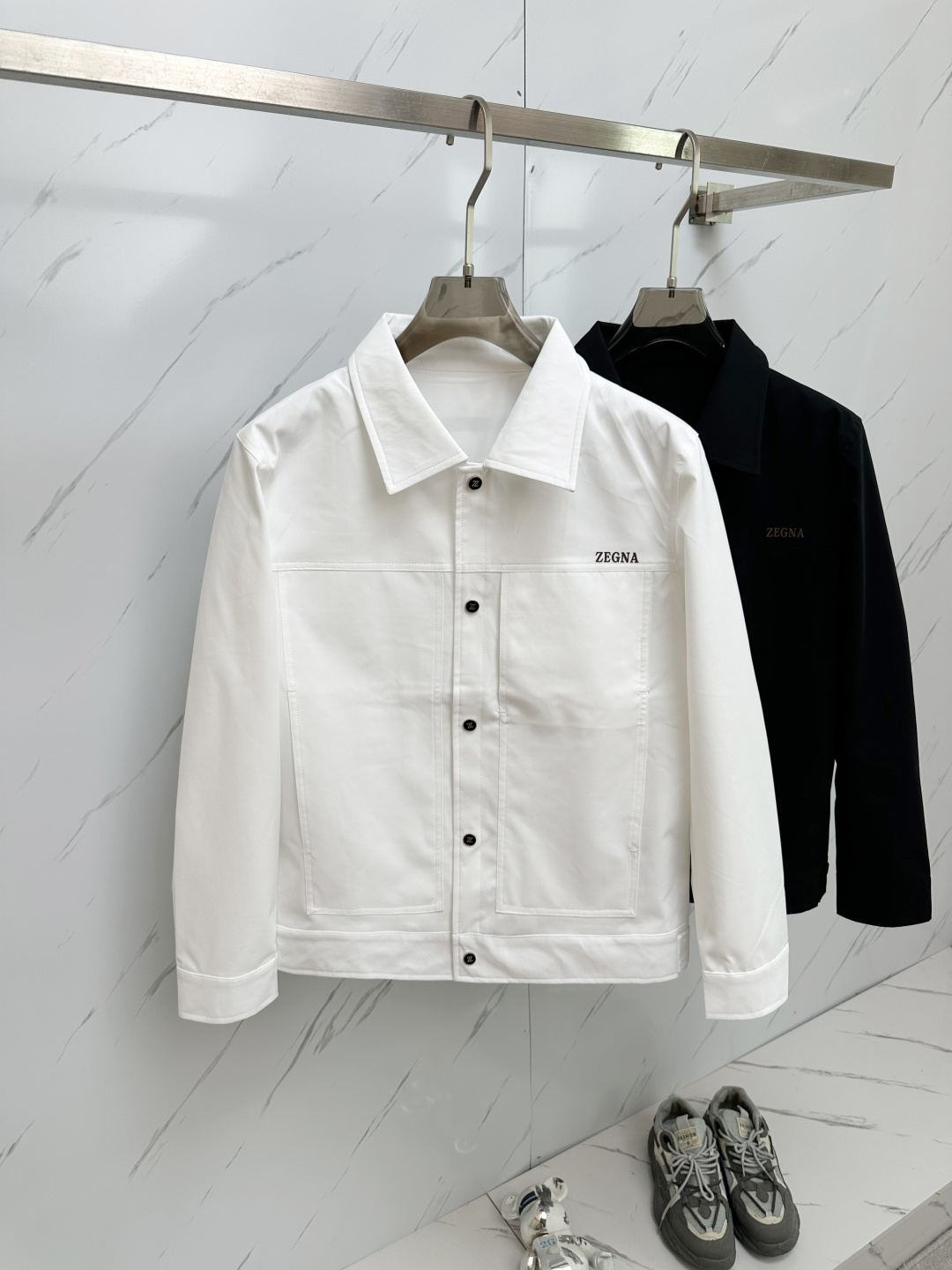 NO:120500,Ze2025ss early spring new style released Jenya lapel jacket jacket, spring jacket!  Wearing it is comfortable and slim, lazy and casual, combined with clean and simple colors, it is particularly pleasing to look at, suitable for daily wear~ welcoming sports items embellished with vitality prints to welcome the arrival of the warm season. Size M-3XL, zegna, jackets & coats, jackets & coats, alexander wang19860909Ze2025ss早春新款发布杰尼亚翻领夹克外套,春款外套！穿上就是舒适自在又显瘦的存在,慵懒而随性,结合干净简单的色系就特别耐看,适合日常穿着~倾情推出缀饰活力印花的运动单品,迎接温暖季节的到来. 尺码M-3XL,,zegna,jackets & coats,jackets & coats,alexander wang,Men's clothing