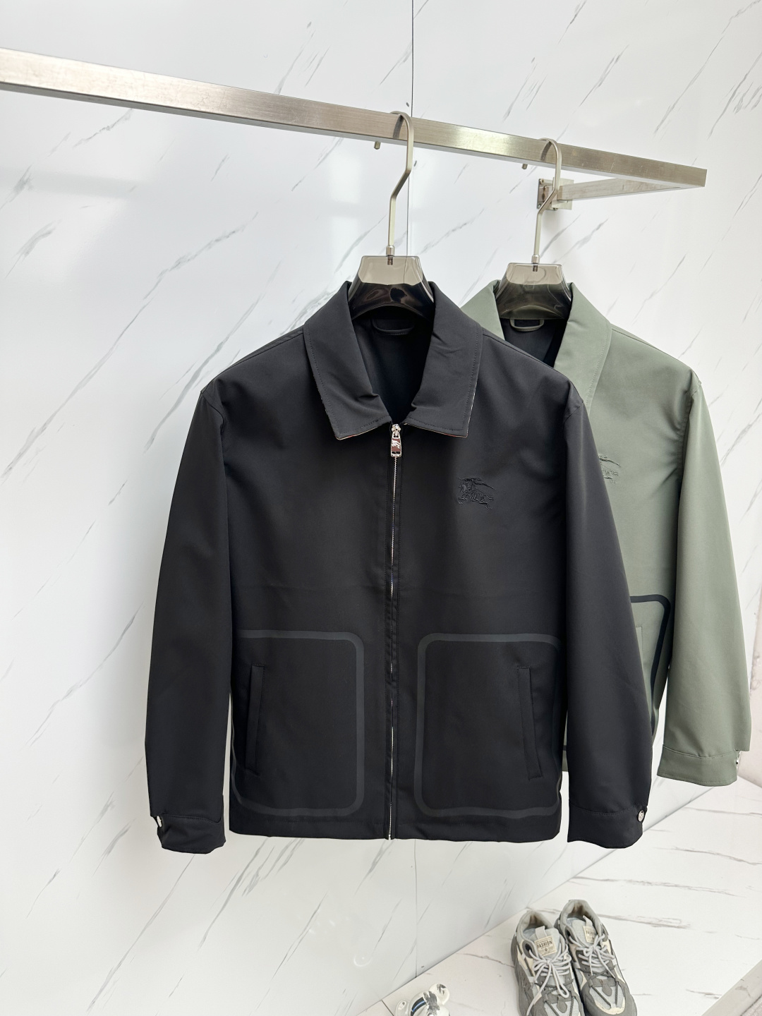 NO:120481,Burber's new product is available for men's lapel jackets, which can be worn for business and casual everyday!  The upper body modifies the body and perfectly combines fashion aesthetics with the concept of new urban business and leisure. The Italian minimalist, capable and outdoor functional style are the ultimate interpretation, both solemn and harmonious, creating a unique styling item. The overall outline tends to be simple, with a rather unique and elegant detail treatment, enriching the overall vision. The wardrobe business and leisure are excellent and high attendance rate!  Size 48-56, burberry, jackets & coats, jackets & coats, alexander wang19860909Burber新品发售男士翻领夹克外套,可商务可休闲日常穿搭！上身修饰身形、将时装美学和新都市商务休闲概念完美融合,通体将意式的极简、干练和户外功能性风格极致诠释,亦庄亦谐,塑造出别具一格的造型单品,整体轮廓趋于简约风格,颇为个性且雅痞的细节处理,丰富了整体视觉.衣橱商务休闲绝佳的高出勤率！ 尺码48-56,,burberry,jackets & coats,jackets & coats,alexander wang,Men's clothing