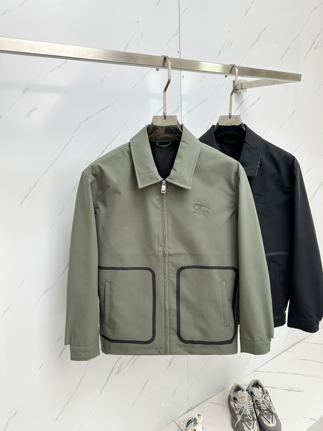 NO:126722,Burber's new product is available for men's lapel jackets, which can be worn for business and casual everyday!  The upper body modifies the body and perfectly combines fashion aesthetics with the concept of new urban business and leisure. The Italian minimalist, capable and outdoor functional style are the ultimate interpretation, both solemn and harmonious, creating a unique styling item. The overall outline tends to be simple, with a rather unique and elegant detail treatment, enriching the overall vision. The wardrobe business and leisure are excellent and high attendance rate!  Size 48-56, burberry, jackets & coats, jackets & coats, alexander wang19860909Burber新品发售男士翻领夹克外套,可商务可休闲日常穿搭！上身修饰身形、将时装美学和新都市商务休闲概念完美融合,通体将意式的极简、干练和户外功能性风格极致诠释,亦庄亦谐,塑造出别具一格的造型单品,整体轮廓趋于简约风格,颇为个性且雅痞的细节处理,丰富了整体视觉.衣橱商务休闲绝佳的高出勤率！ 尺码48-56,,burberry,jackets & coats,jackets & coats,alexander wang,Men's clothing