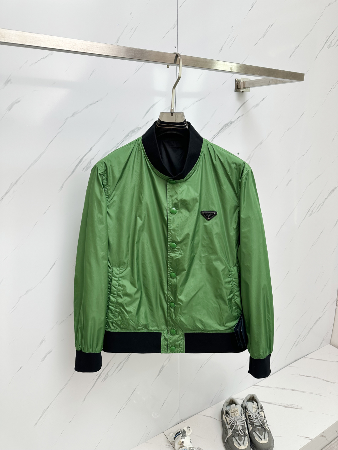 NO:120508,PR 2025 early spring new model is available, original single ruthless product, imported Italian fabric fashionable jacket double-sided jacket. The upper body is more casual and elegant, and the counter original hardware is luxurious and high-end customized accessories new work!  Classic triangular embellishment design, original auxiliary materials, extreme luxury!  Soft and comfortable. The upper body is so handsome!  Suitable for any scene!  Size 48-56,,jackets & coats,jackets & coats,alexander wang19860909PR 2025早春新款上市 原单狠货 意大利进口面料时尚夹克双面外套.上身更随意大方,专柜原版五金奢华高档定制配饰新作！经典三角标点缀设计,原版辅料,奢华极致！柔软舒适.上身爆帅！适合任意场景！ 尺码48—56,,jackets & coats,jackets & coats,alexander wang,Men's clothing