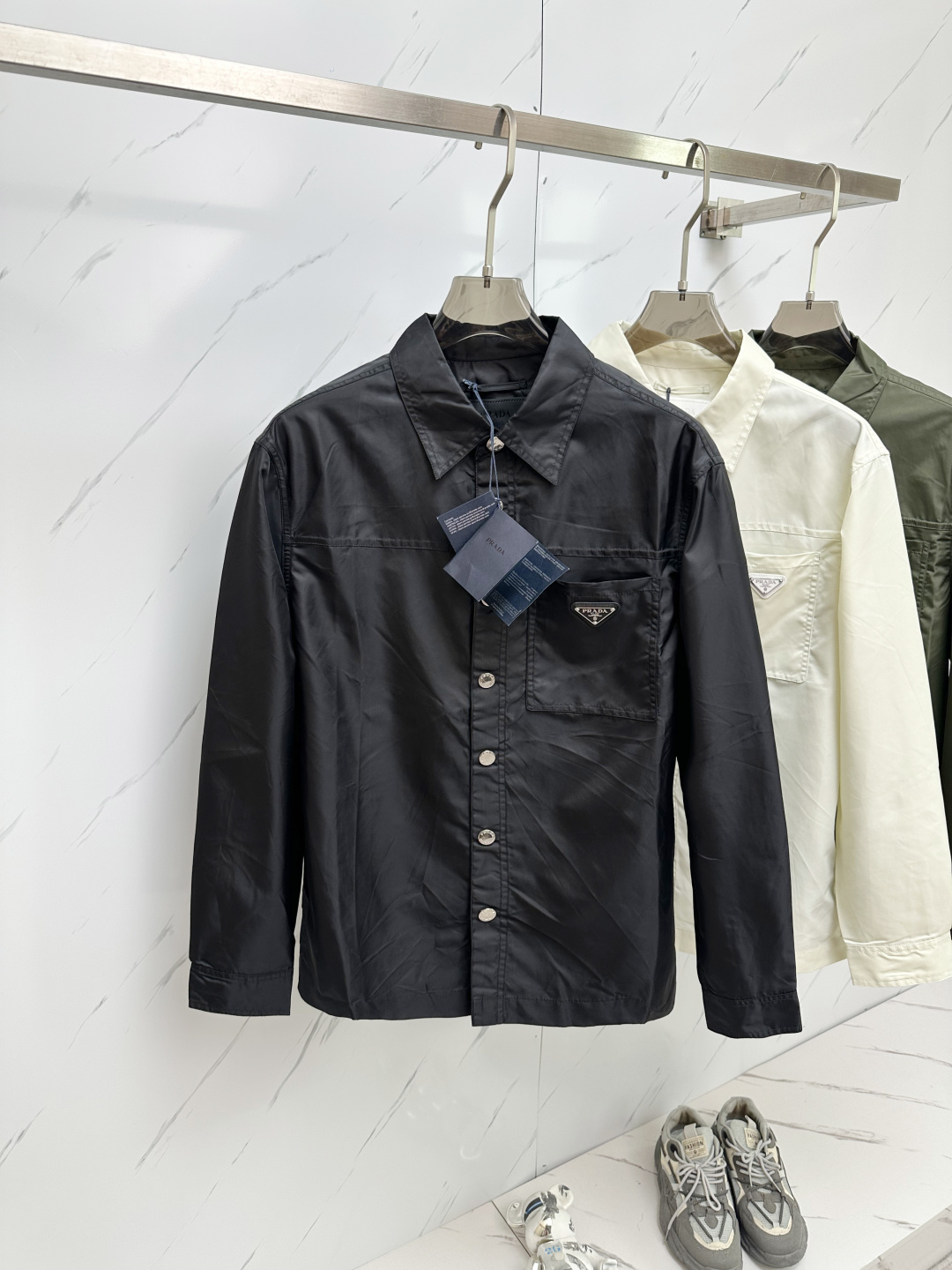 NO:120510,PR 2025 early spring new model is available, original single ruthless product, imported Italian fabrics, fashionable jackets, shirts, jackets, and more casual and elegant upper body, and the counter original hardware is luxurious and high-end customized accessories new work!  Classic triangular embellishment design, original auxiliary materials, extreme luxury!  Soft and comfortable. The upper body is so handsome!  Suitable for any scene!  Size 48-56,,jackets & coats,jackets & coats,shirts,alexander wang19860909PR 2025早春新款上市 原单狠货 意大利进口面料时尚夹克衬衫外套.上身更随意大方,专柜原版五金奢华高档定制配饰新作！经典三角标点缀设计,原版辅料,奢华极致！柔软舒适.上身爆帅！适合任意场景！ 尺码48—56,,jackets & coats,jackets & coats,shirts,alexander wang,Men's clothing