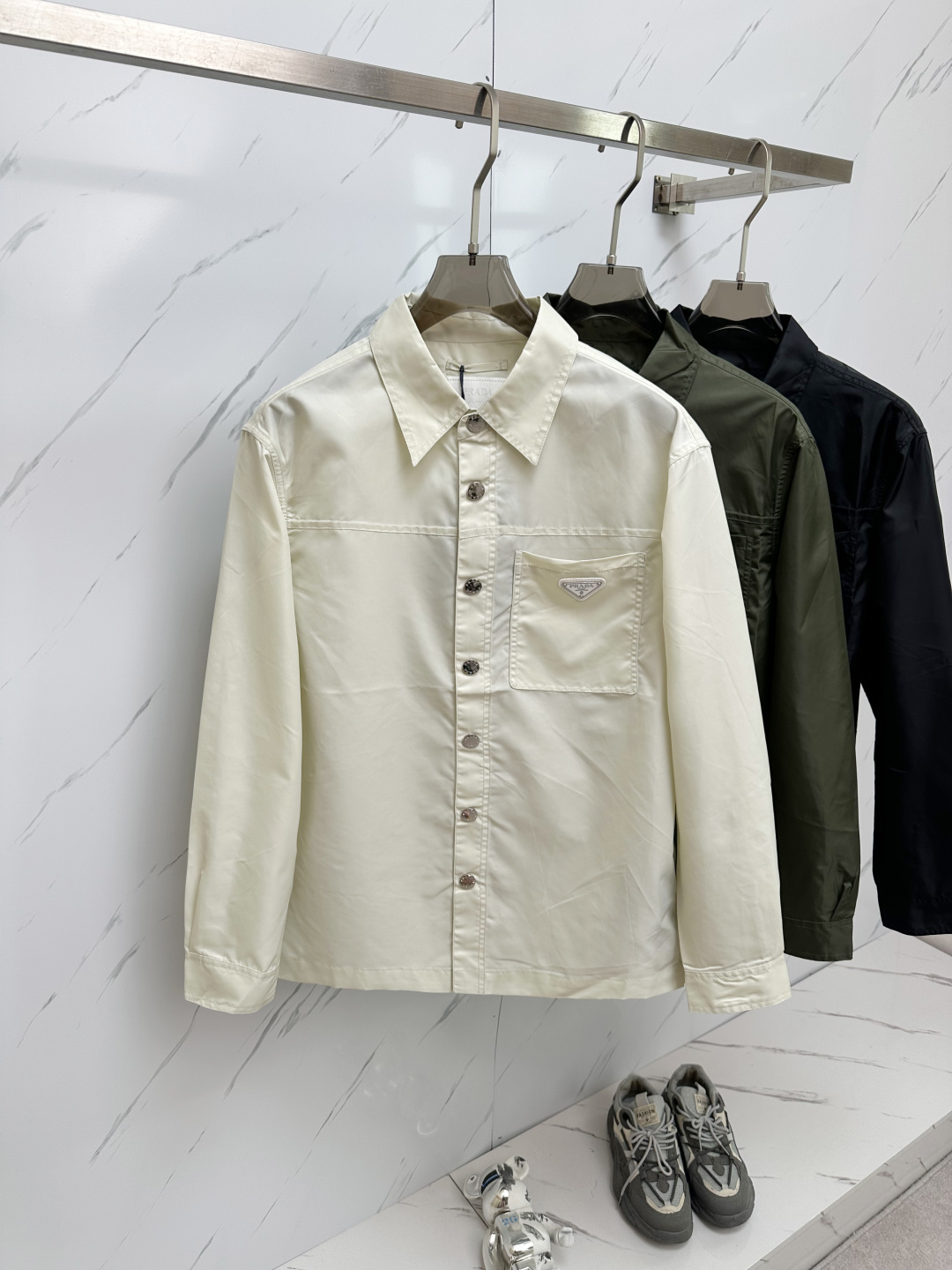 NO:126715,PR 2025 early spring new model is available, original single ruthless product, imported Italian fabrics, fashionable jackets, shirts, jackets, and more casual and elegant upper body, and the counter original hardware is luxurious and high-end customized accessories new work!  Classic triangular embellishment design, original auxiliary materials, extreme luxury!  Soft and comfortable. The upper body is so handsome!  Suitable for any scene!  Size 48-56,,jackets & coats,jackets & coats,shirts,alexander wang19860909PR 2025早春新款上市 原单狠货 意大利进口面料时尚夹克衬衫外套.上身更随意大方,专柜原版五金奢华高档定制配饰新作！经典三角标点缀设计,原版辅料,奢华极致！柔软舒适.上身爆帅！适合任意场景！ 尺码48—56,,jackets & coats,jackets & coats,shirts,alexander wang,Men's clothing