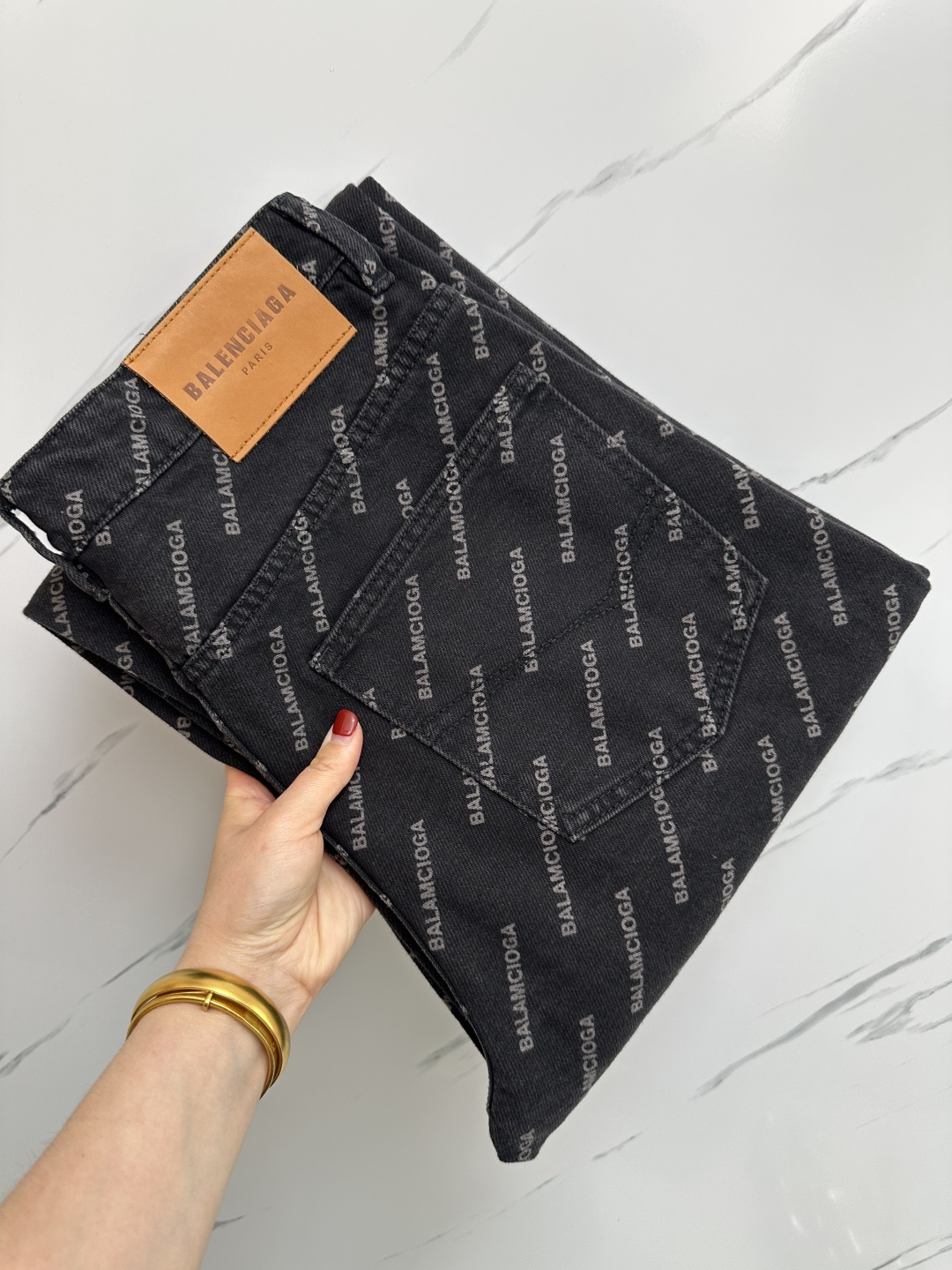 NO:121946,BA official website counter is available simultaneously, original singles, super stylish jeans, customized original washing denim fabric, unique design, top-grade printed craft letter pattern logo, original hardware and auxiliary decoration, extremely superior jeans, the materials and craftsmanship are extremely luxurious and exquisite, extremely high-end, handsome and stylish, recommended, S-3XL, jeans, alexander wang19860909BA 官网专柜同步有售,原单狠货,超级有范儿的一款牛仔裤,定制原版水洗牛仔面料,独特设计,顶级印花工艺字母图案logo,原版五金辅料装饰,极为翘楚的一款牛仔裤,用料与工艺都极致奢华精湛,档次极高,上身帅气有型,推荐,码数S—3XL,,jeans,alexander wang,Men's clothing