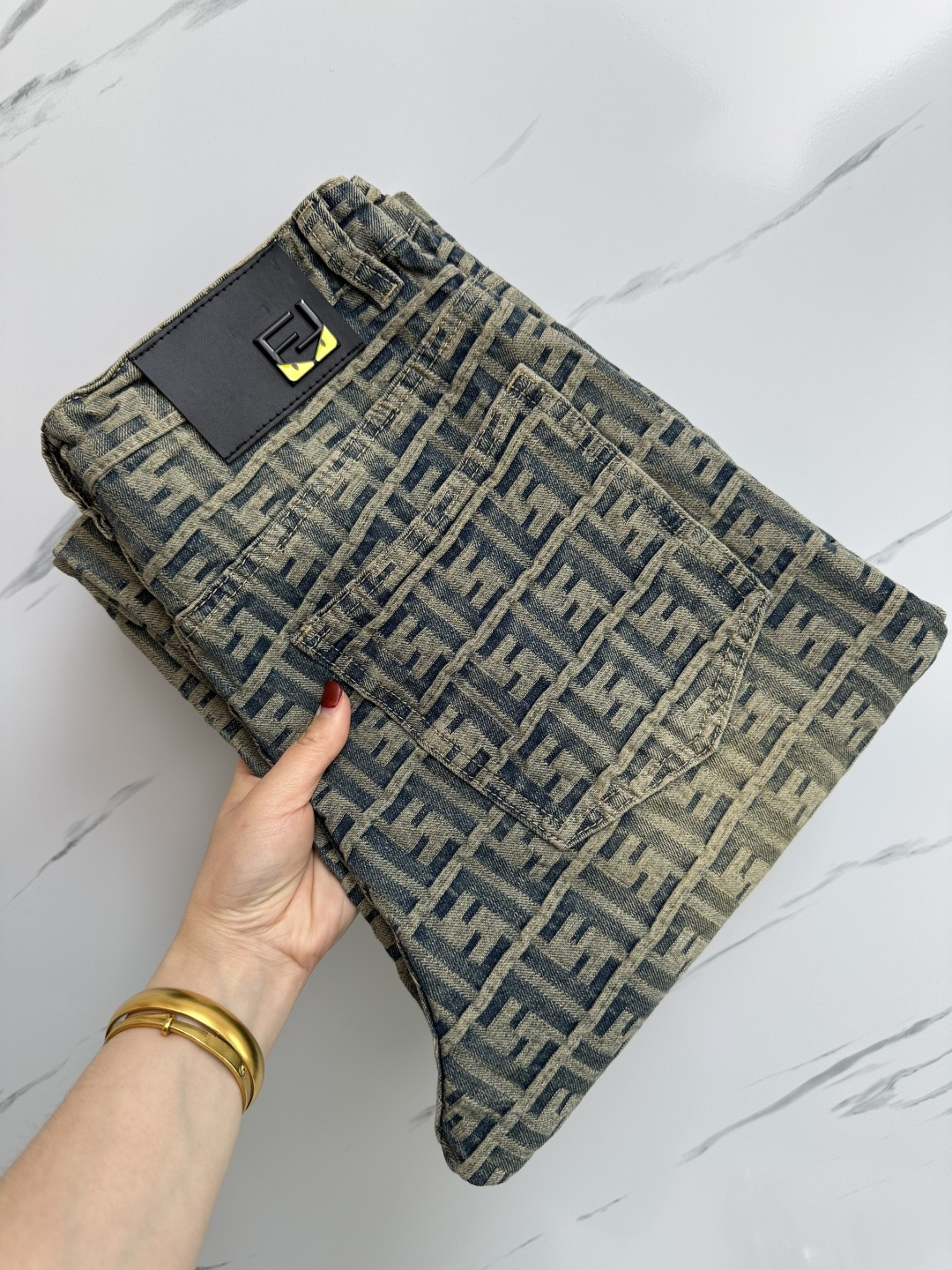 NO:121943,FD official website counter is available simultaneously, original singles, super stylish jeans, customized original washing denim fabric, unique design, top-grade printed craft letter pattern logo, original hardware and auxiliary decoration, extremely superior jeans, the materials and craftsmanship are extremely luxurious and exquisite, extremely high-end, handsome and stylish, recommended, S-3XL, jeans, alexander wang19860909FD 官网专柜同步有售,原单狠货,超级有范儿的一款牛仔裤,定制原版水洗牛仔面料,独特设计,顶级印花工艺字母图案logo,原版五金辅料装饰,极为翘楚的一款牛仔裤,用料与工艺都极致奢华精湛,档次极高,上身帅气有型,推荐,码数S—3XL,,jeans,alexander wang,Men's clothing