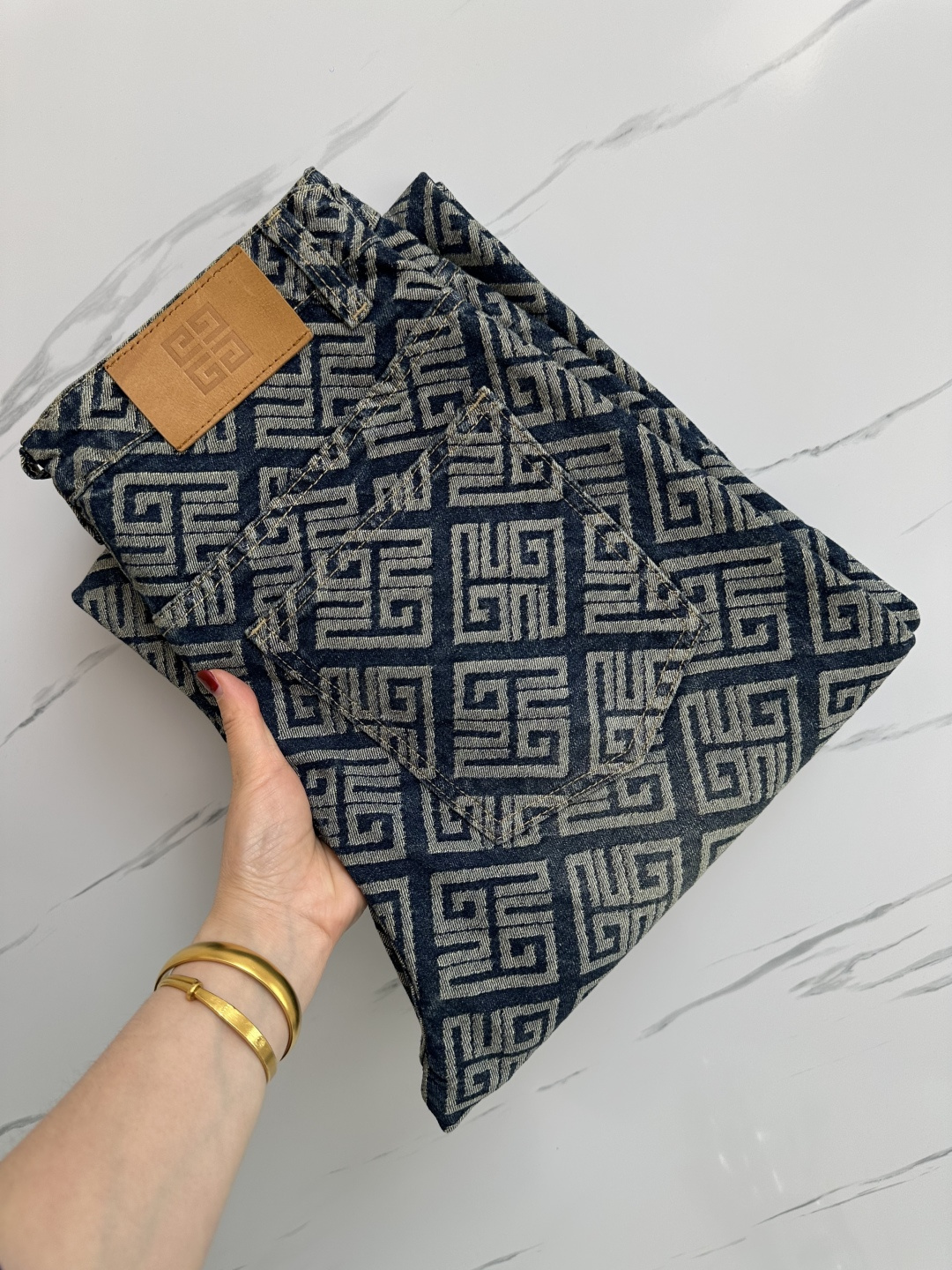 NO:121948,GIV official website counter is available simultaneously, original singles, super stylish jeans, customized original washing denim fabric, unique design, top-grade printing craft letter pattern logo, original hardware and auxiliary decoration, extremely superior jeans, the materials and craftsmanship are extremely luxurious and exquisite, extremely high-end, handsome and stylish, recommended, S-3XL, jeans, alexander wang19860909GIV 官网专柜同步有售,原单狠货,超级有范儿的一款牛仔裤,定制原版水洗牛仔面料,独特设计,顶级印花工艺字母图案logo,原版五金辅料装饰,极为翘楚的一款牛仔裤,用料与工艺都极致奢华精湛,档次极高,上身帅气有型,推荐,码数S—3XL,,jeans,alexander wang,Men's clothing