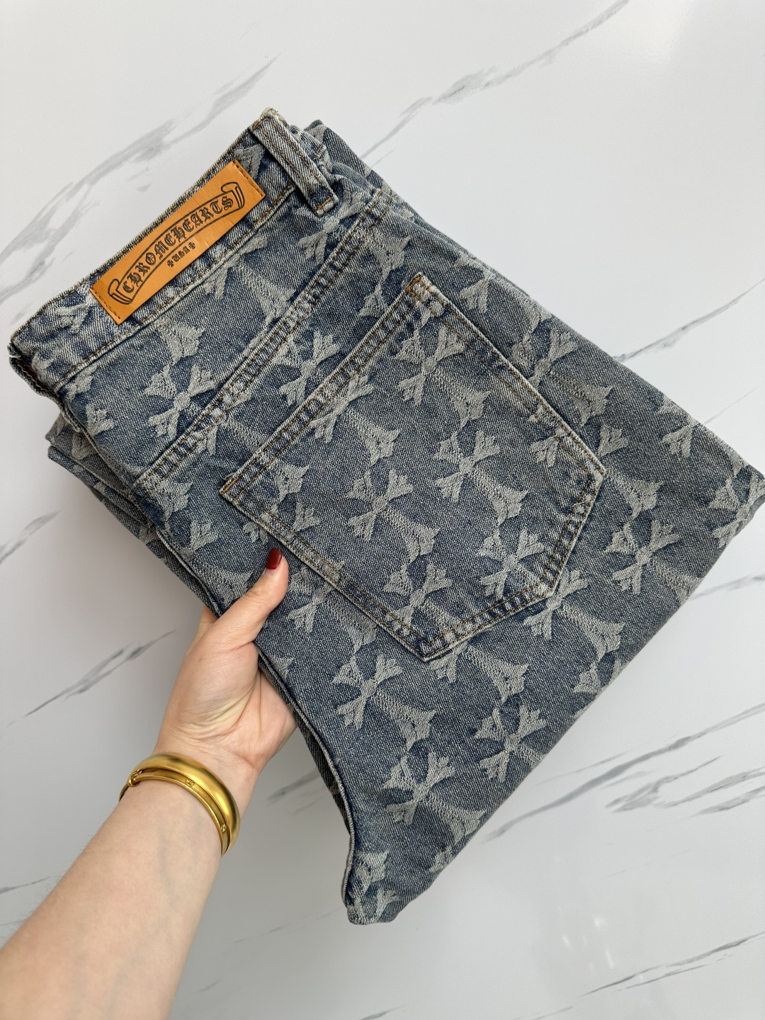 NO:121950,Crow's official counter is available at the same time, original singles are ruthless, super stylish jeans, customized original washing denim fabric, unique design, top-grade printing craft letter pattern logo, original hardware and auxiliary decoration, extremely superior jeans, the materials and craftsmanship are extremely luxurious and exquisite, extremely high-end, handsome and stylish, recommended, S-3XL, chrome hearts, jeans, alexander wang19860909克罗 官网专柜同步有售,原单狠货,超级有范儿的一款牛仔裤,定制原版水洗牛仔面料,独特设计,顶级印花工艺字母图案logo,原版五金辅料装饰,极为翘楚的一款牛仔裤,用料与工艺都极致奢华精湛,档次极高,上身帅气有型,推荐,码数S—3XL,,chrome hearts,jeans,alexander wang,Men's clothing