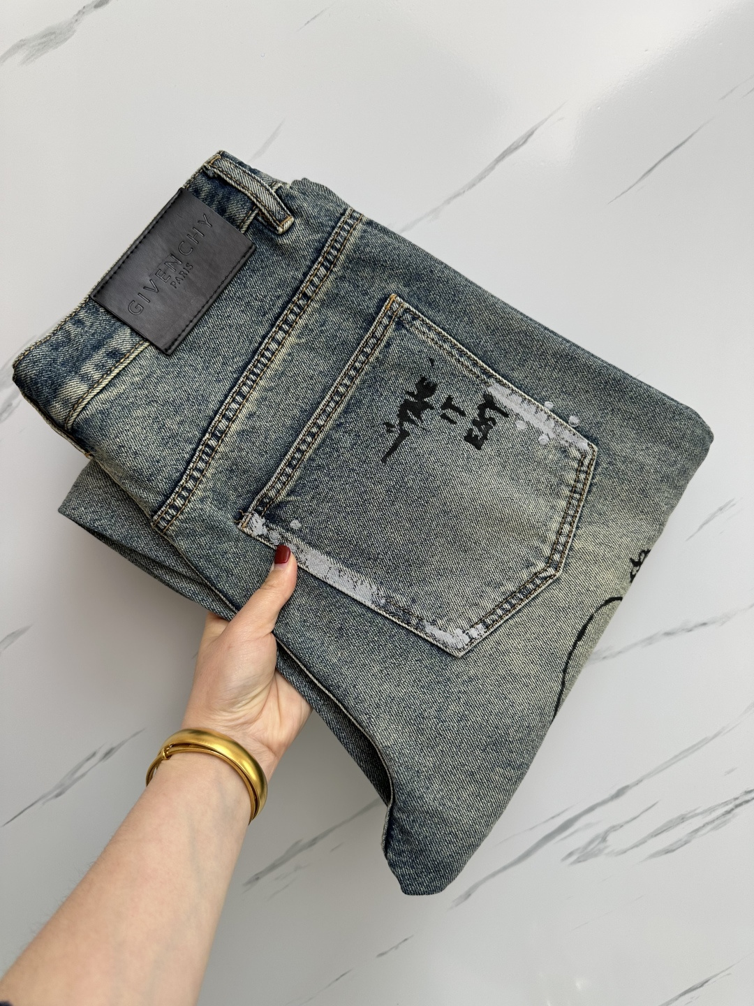 NO:121956,GIV official website counter is available simultaneously, original singles, super stylish jeans, customized original washing denim fabric, unique design, top-grade printed craft letter pattern logo, original hardware and auxiliary decoration, extremely superior jeans, the materials and craftsmanship are extremely luxurious and exquisite, extremely high-end, handsome and stylish, recommended, digits 28-38, jeans, alexander wang19860909GIV 官网专柜同步有售,原单狠货,超级有范儿的一款牛仔裤,定制原版水洗牛仔面料,独特设计,顶级印花工艺字母图案logo,原版五金辅料装饰,极为翘楚的一款牛仔裤,用料与工艺都极致奢华精湛,档次极高,上身帅气有型,推荐,码数28—38,,jeans,alexander wang,Men's clothing