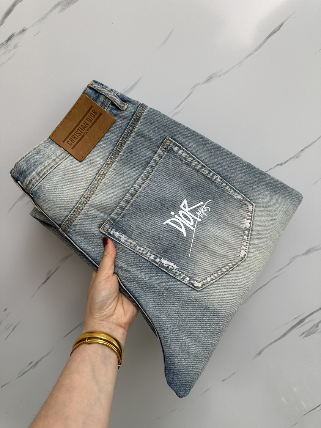 NO:121952,DIOR official website counter is available simultaneously, original singles, super stylish jeans, customized original washing denim fabric, unique design, top-grade printed craft letter pattern logo, original hardware and auxiliary decoration, extremely superior jeans, the materials and craftsmanship are extremely luxurious and exquisite, extremely high-end, handsome and stylish, recommended, digits 28-38,,dior,jeans,alexander wang19860909DIOR 官网专柜同步有售,原单狠货,超级有范儿的一款牛仔裤,定制原版水洗牛仔面料,独特设计,顶级印花工艺字母图案logo,原版五金辅料装饰,极为翘楚的一款牛仔裤,用料与工艺都极致奢华精湛,档次极高,上身帅气有型,推荐,码数28—38,,dior,jeans,alexander wang,Men's clothing