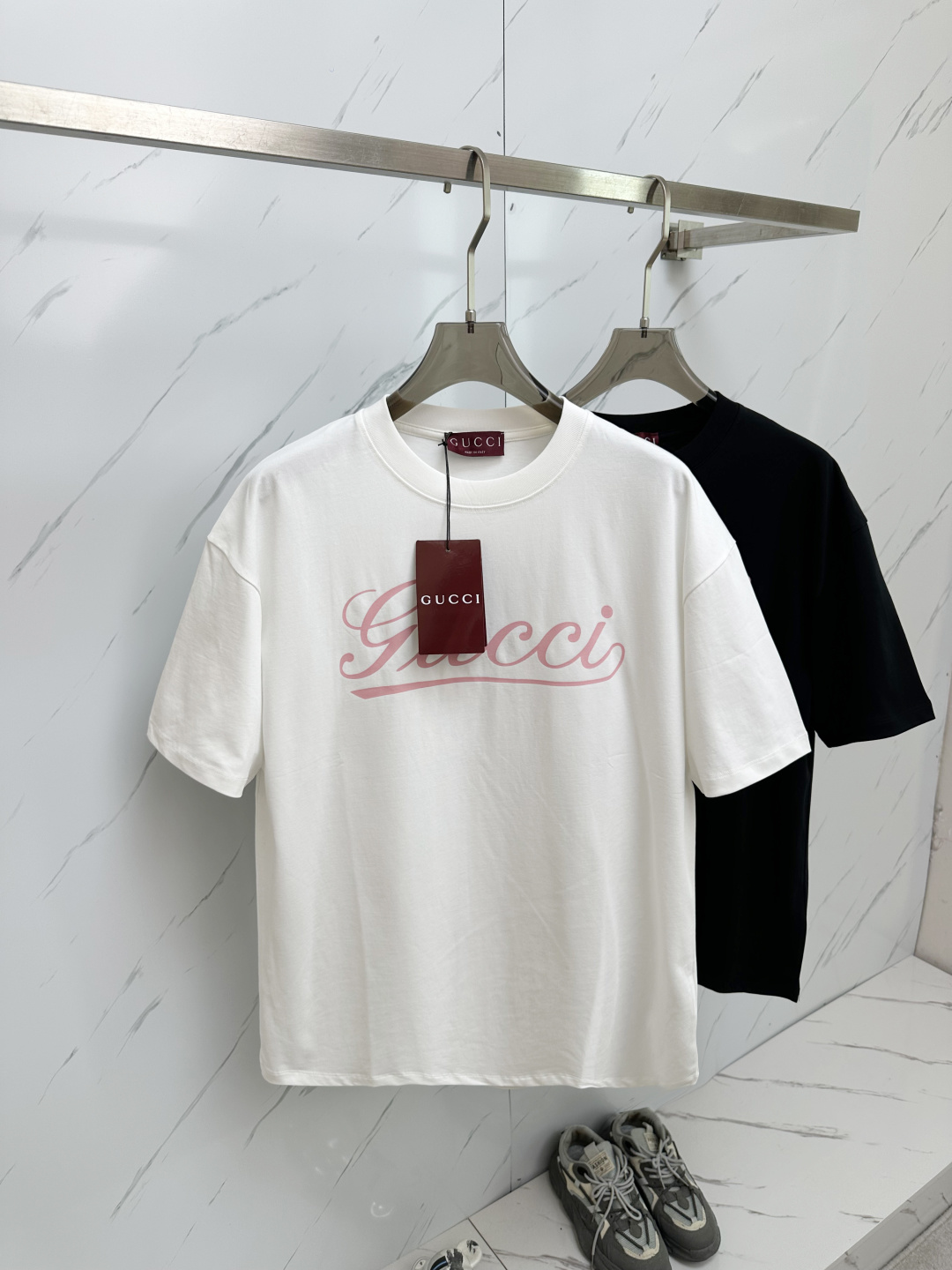 NO:121947,GUCCI 2025ss summer latest product, available at the counter at the same time, original single ruthless goods, fashionable and casual round neck short-sleeved T-shirt, comfortable upper body!  Eye-catching and highlighted, using imported original fabric, top-grade craft letter pattern logo, simple but not lacking in fashion, fashionable and handsome, 2 colors recommended, code number S-XL, gucci, T-shirt, tees, t-shirt, alexander wang19860909GUCCI 2025ss夏季最新品,专柜同步有售,原单狠货,时尚休闲圆领短袖T恤,上身舒适！吸睛而有亮点,采用进口原版面料,顶级工艺字母图案logo,简单而不失时尚,上身时尚帅气,2色推荐,码数S—XL,,gucci,T-shirt,tees，t-shirt,alexander wang,Men's clothing