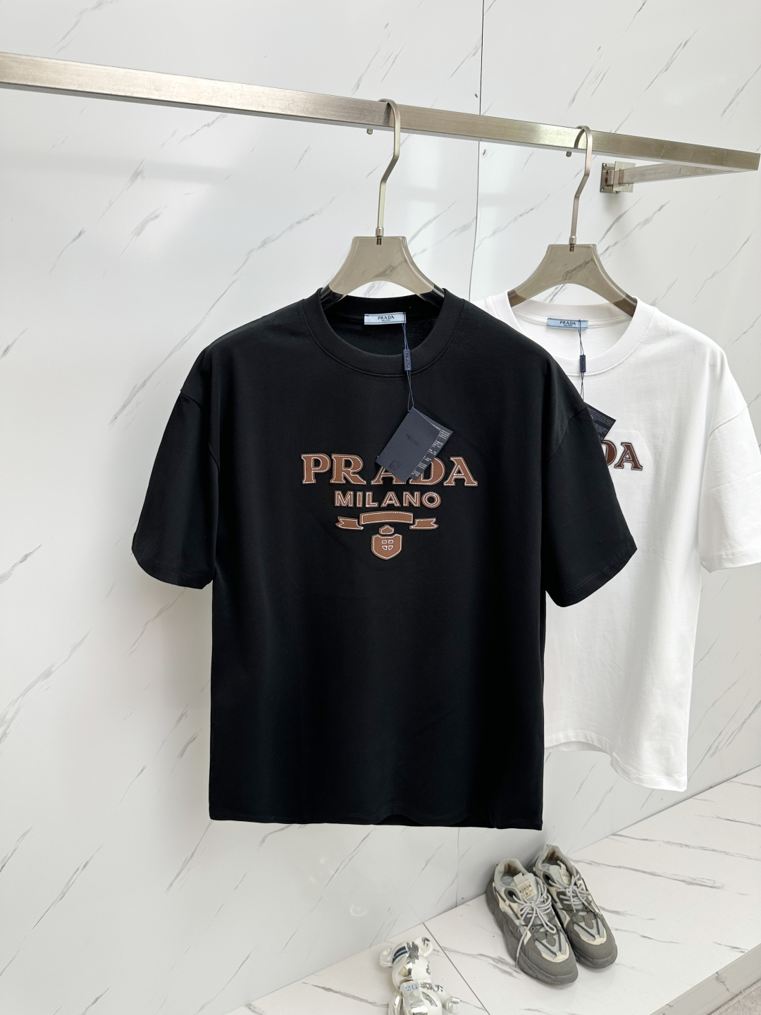 NO:121951,PRADA 2025ss summer latest product, available at the same time as the counter, original single ruthless product, fashionable and casual round neck short-sleeved T-shirt, comfortable upper body!  Eye-catching and highlighted, using imported original fabric, top-level 3D digital printing craft letter pattern logo, simple but not lacking in fashion, fashionable and handsome on the upper body, 2 colors recommended, code number S-XL,,prada, T-shirt,tees, t-shirt,alexander wang19860909PRADA 2025ss夏季最新品,专柜同步有售,原单狠货,时尚休闲圆领短袖T恤,上身舒适！吸睛而有亮点,采用进口原版面料,顶级3D数码印花工艺字母图案logo,简单而不失时尚,上身时尚帅气,2色推荐,码数S—XL,,prada,T-shirt,tees，t-shirt,alexander wang,Men's clothing