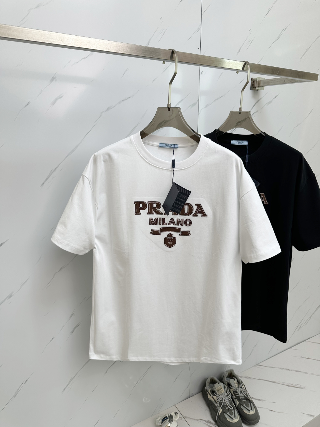NO:121949,PRADA 2025ss summer latest product, available at the same time as the counter, original single ruthless product, fashionable and casual round neck short-sleeved T-shirt, comfortable upper body!  Eye-catching and highlighted, using imported original fabric, top-level letter pattern logo, simple but not lacking in fashion, fashionable and handsome, 2 colors recommended, code number S-XL,,prada, T-shirt,tees, t-shirt,alexander wang19860909PRADA 2025ss夏季最新品,专柜同步有售,原单狠货,时尚休闲圆领短袖T恤,上身舒适！吸睛而有亮点,采用进口原版面料,顶级字母图案logo,简单而不失时尚,上身时尚帅气,2色推荐,码数S—XL,,prada,T-shirt,tees，t-shirt,alexander wang,Men's clothing