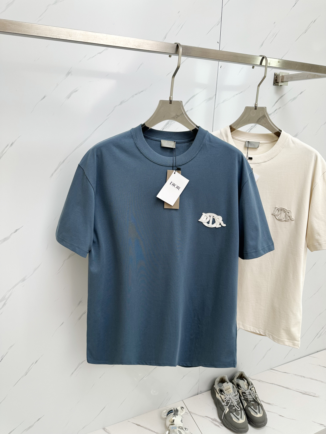 NO:121960,DIOR 2025ss summer latest product, available at the counter at the same time, original single ruthless goods, fashionable and casual round neck short-sleeved T-shirt, comfortable upper body!  Eye-catching and highlighted, using imported original fabrics, top-grade craft letter pattern logo, simple but not losing fashion, fashionable and handsome, 2 colors recommended, code number S-XL,,dior,T-shirt,tees,t-shirt,alexander wang19860909DIOR 2025ss夏季最新品,专柜同步有售,原单狠货,时尚休闲圆领短袖T恤,上身舒适！吸睛而有亮点,采用进口原版面料,顶级工艺字母图案logo,简单而不失时尚,上身时尚帅气,2色推荐,码数S—XL,,dior,T-shirt,tees，t-shirt,alexander wang,Men's clothing