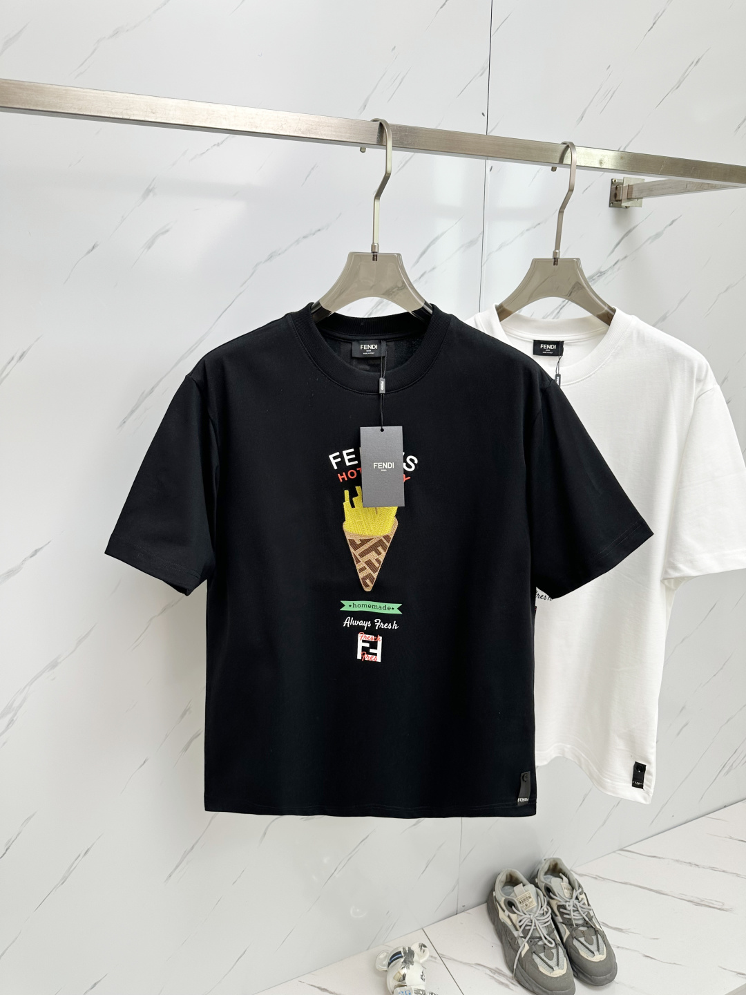 NO:121962,FD 2025ss summer latest product, available at the counter at the same time, original single ruthless goods, fashionable and casual round neck short-sleeved T-shirt, comfortable upper body!  Eye-catching and highlighted, using imported original fabric, top-grade craft letter pattern logo, simple but not lacking in fashion, fashionable and handsome, 2 colors recommended, code number S-XL, T-shirt,tees, t-shirt,alexander wang19860909FD 2025ss夏季最新品,专柜同步有售,原单狠货,时尚休闲圆领短袖T恤,上身舒适！吸睛而有亮点,采用进口原版面料,顶级工艺字母图案logo,简单而不失时尚,上身时尚帅气,2色推荐,码数S—XL,,T-shirt,tees，t-shirt,alexander wang,Men's clothing