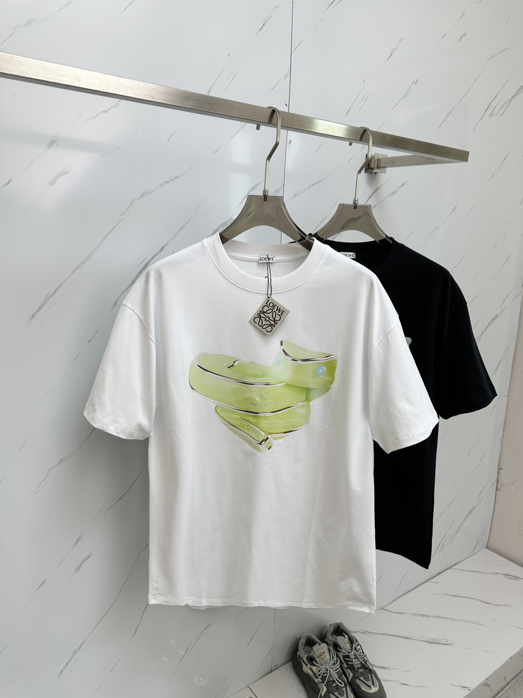 NO:121964,LOE 2025ss summer latest product, available at the same time for counters, original singles, fashionable and casual round neck short-sleeved T-shirt, comfortable on the upper body!  Eye-catching and highlighted, using imported original fabrics, top-grade craft letter pattern logo, simple but not lacking in fashion, fashionable and handsome on the upper body, 2 colors recommended, code number S-XL,,loewe, T-shirt,tees, t-shirt,alexander wang19860909LOE 2025ss夏季最新品,专柜同步有售,原单狠货,时尚休闲圆领短袖T恤,上身舒适！吸睛而有亮点,采用进口原版面料,顶级工艺字母图案logo,简单而不失时尚,上身时尚帅气,2色推荐,码数S—XL,,loewe,T-shirt,tees，t-shirt,alexander wang,Men's clothing