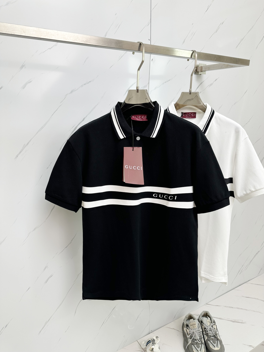 NO:121958,GUCCI 2025ss summer latest product, available at the same time as the counter, original singles, fashionable and casual Polo short-sleeved T-shirt, comfortable on the upper body!  Eye-catching and highlighted, using imported original fabric, top-grade craft letter pattern logo, simple but not lacking in fashion, fashionable and handsome, 2 colors recommended, code number S-XL, gucci, T-shirt, tees, t-shirt, alexander wang19860909GUCCI 2025ss夏季最新品,专柜同步有售,原单狠货,时尚休闲Polo 短袖T恤,上身舒适！吸睛而有亮点,采用进口原版面料,顶级工艺字母图案logo,简单而不失时尚,上身时尚帅气,2色推荐,码数S—XL,,gucci,T-shirt,tees，t-shirt,alexander wang,Men's clothing