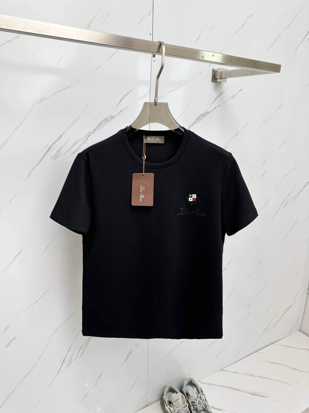 NO:141917,LP# 2025 spring and summer new style first-time counter latest short-sleeved round-neck T-shirt, high-end customization, avant-garde and fashionable design!  Brand logo emphasizes craftsmanship design, high-end customization, soft feel, comfortable to wear, exquisite counter-level car lines, fine workmanship, and invincible and handsome upper body effect!  A must-have item for handsome men!  Color black. Code S-2XL, loro piana, T-shirt,tees, t-shirt,alexander wang19860909LP# 2025春夏新款首发专柜最新款短袖圆领T恤 高端订制 设计前卫时尚！品牌logo重工艺设计 高端定制 手感柔软.穿着舒适.专柜级别精致车线.做工精细.上身效果无敌帅气！型男必备单品！颜色黑色.码数S-2XL,,loro piana,T-shirt,tees，t-shirt,alexander wang,Men's clothing