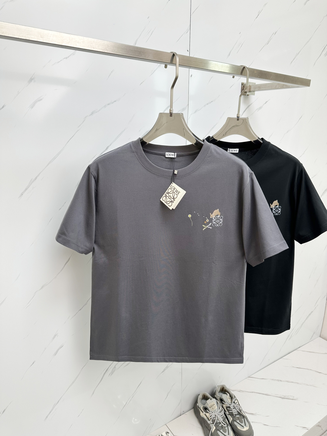 NO:141902,LOE*WE Luo*wei 2025 spring and summer new short-sleeved T-shirt for men and women, original Italian order channel, very personalized and high-end style, logo pattern. Couple pure cotton short-sleeved T-shirt for!  !  The latest fashion trends and popular products are here, and it is another simple and high-end fashion item. It is a fashion product with very high-end outfit charm. It is a must-have item for fashion trends!  Original Italian manufacturer channels, special-level orders, and released at the same time as Hong Kong, Macao and Taiwan buyers. This model is also the latest popular product of Luo Yiweijia this year and the most classic product. Its specifications and grades are beyond doubt!  !  The choice is very diverse, and it can be said that this model naturally has a fresh and natural feeling, showing the brand charm and high-end feeling. The texture of this model is very good, and the heavy weight and brilliant skin-friendliness that can be seen with hands are even better, and it is a complete enjoyment of wearing!  !  Size: M-3XL, loewe, loewe, T-shirt,tees, t-shirt,alexander wang19860909LOE*WE罗*威 2025春夏新款男女同款短袖T恤,意大利原厂订单渠道,极具个性高级风,标志logo图案.情侣款纯棉短袖T恤！！最新时尚潮流人气产物驾到,又是一款简约高级的时尚单品,穿搭魅力十分高级不俗的时尚产物 ,时尚潮流必备单品！意大利原厂渠道,特供级别订单,同步港澳台买手店发布,此款也是罗意威家今年的最新人气产物,也是最经典的产物,其规格跟档次更是毋庸置疑！！ 选择极具多样化,言而喻此款自然具备那种清新自然的感觉,彰显品牌魅力与高级感,此款的质感十分的到位,用手可以感知的重磅跟出彩亲肤程度更是上佳,十足的穿着享受！！尺码: M-3XL,,loewe,loewe,T-shirt,tees，t-shirt,alexander wang,Men's clothing