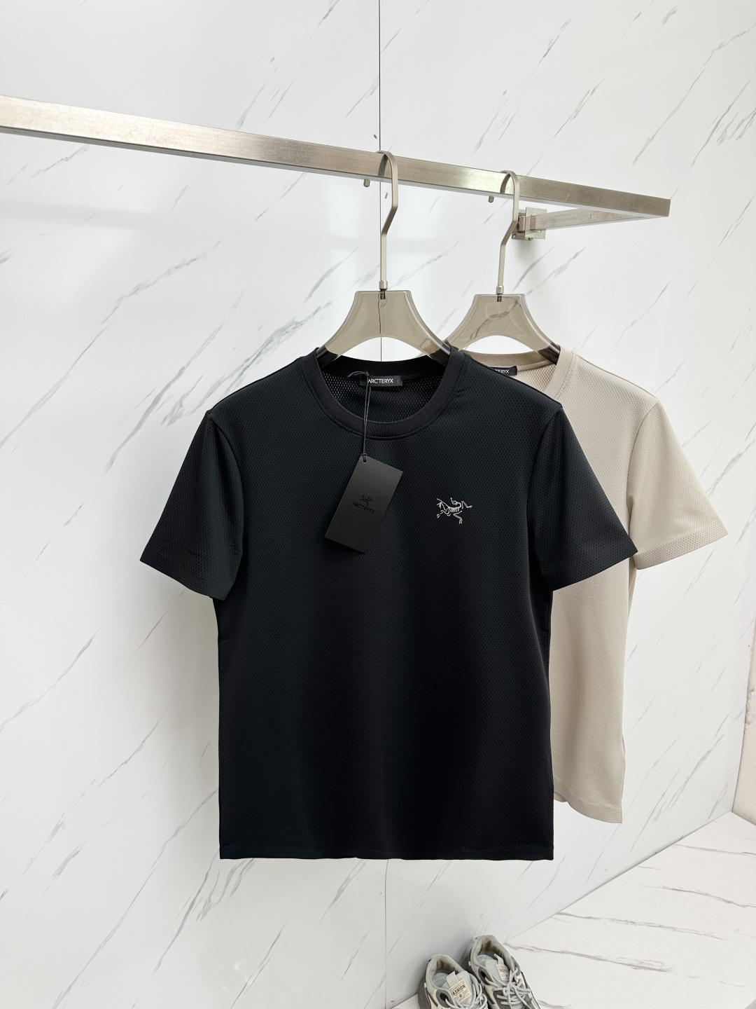 NO:141914,(Logo has luminous effect) ARC'TER classic dynamic ice-skin quick-drying mesh round neck T-shirt is extremely comfortable! It has a silky and cold feeling! Favorite fabric in summer! It is wear-resistant, wrinkle-resistant and hot-resistant, soft and fleshy, and has a skinny look. The fabric weaving design style is more ventilated and breathable, and it refuses to be stuffy and sweaty, and has a particularly good moisture absorption performance. * The iconic bird logo design on the chest is quite exquisite, very fashionable and pleasing, and it strongly represents the brand identity. Simple and daily style style, the upper body is more energetic, without the constraints of age span. The elastic round neck is the best to wear, it is durable, does not deform or collapse, and it is finely crafted! The cuffs and hem are pressed with glue, and the flat and straight appearance is enough to show the exquisite side of a man. The solid color design of a large body is grand and simple! It’s suitable to give it to others for your own stay! The fabric feels silky and icy, and the cold is most suitable for wearing in the hot summer. It is refreshing, breathable, quick-drying and wrinkling, and it can be super comfortable to resist the hot summer! Designed to work on the body like a second layer of skin, pushing moisture to the surface of the fabric and eliminating it as quickly as possible, thus keeping the user dry, cool and comfortable during high aerobic activities. The fabric has been specially designed to repel and resist moisture and help provide rapid drying performance. This quick-drying short-sleeved sleeve is carefully designed to fully meet the standards required for outdoor sports. Brothers who know their things know that it is not only environmentally friendly, but also has a very powerful sweat-absorbing technology. It uses a light and blended fabric that can absorb moisture and sweat, suitable for warm days and commuting activities, and feels comfortable. A real good thing will never make you regret it! It is highly recommended to buy more items to wear! Simple but extraordinary! Must enter! It feels comfortable and easy to wear! There is agility everywhere! S-2XL, T-shirt,tees,t-shirt,alexander wang19860909（logo有夜光效果）ARC‘TER经典动感冰肤速干网孔圆领T恤 无比舒服！带有丝滑冰涼的感觉！夏天最爱的面料！ 耐穿又抗皱免烫,手感软糯有肉感,着身有骨感.面料织造设计风格,更加通风透气,拒绝闷热流汗,吸湿性能特别好 * 胸口处标志性鸟Logo设计 颇为精致,非常时髦且讨喜,并有力的标榜了品牌身份 简约日常风格版型,上身更有活力感,没有年龄跨越度的约束 弹力圆领最是好穿,耐穿不变形不垮塌,做工精细！ 袖口、下摆都是压胶的,平整括挺的外型,足以彰显出男人精致的一面 大身纯色设计 大气简约！送人自留都合适！ 面料手感丝滑冰爽,冰冰凉凉最适合炎炎夏季穿着,清爽透气速干不褶皱,拒绝闷热夏天可以超舒爽！被设计成像第二层皮肤一样对身体起作用,将湿气推到织物表面并尽可能快地消除,从而在高度有氧活动期间保持使用者干爽,凉爽和舒适.面料经过专门设计,能够排斥并抵御湿润,帮助提供快速干燥性能,这款速干短袖精心设计,全面满足户外运动所需标准款～了解它家的东西的兄弟都知道,它不仅环保,这种面料的排汗吸湿技术相当厉害,采用轻薄的有混纺面料,可吸湿排汗,适合暖天和通勤活动时穿着,感觉舒适 真正的好东西拿到绝不会让你后悔！强烈建议多入手几件换着穿！简而不凡！ 一定要入！手感舒适超好穿！处处透着灵动！S-2XL,,T-shirt,tees，t-shirt,alexander wang,Men's clothing