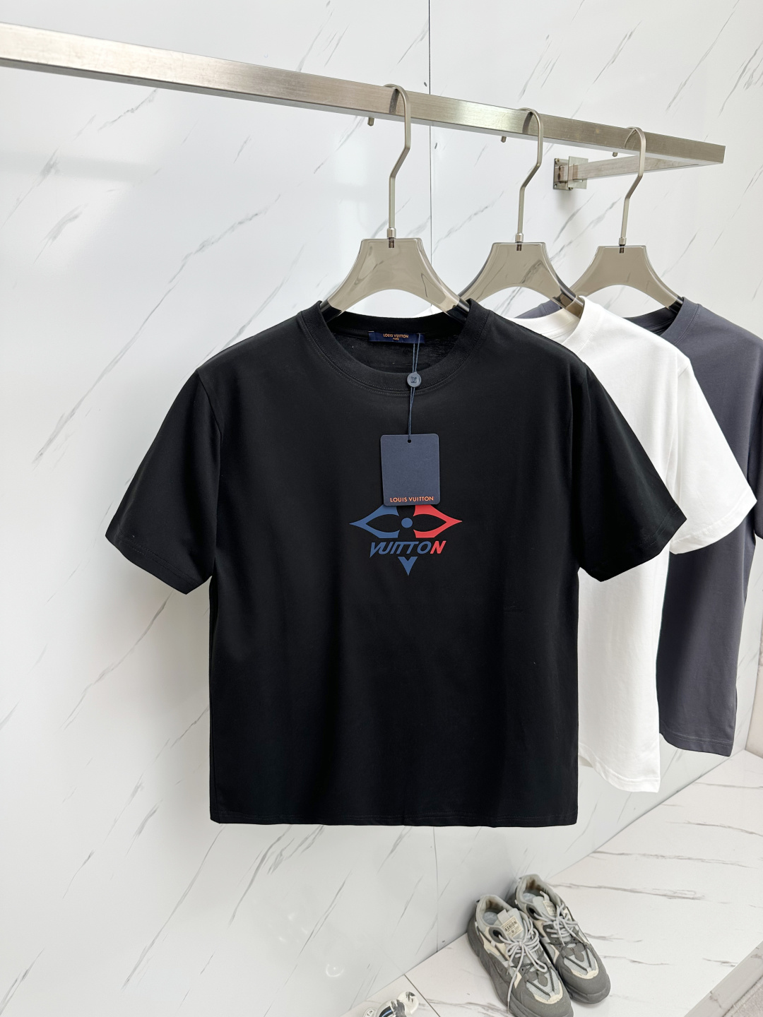 NO:141892,Ljia 2025ss Spring and Summer New Round Neck Short Sleeve T-shirt Customized Cotton Fabric Settings No Shrinking LV Classic Styling Exclusive First Launch of the entire Internet, Versatile Details Perfectly Handled Very Exquisite Original Fabric Same Model Internet Celebrities High Version High Quality Very Comfortable Handling Fashionable and Personalized Super Versatile and Beautiful Models Very Suitable for Men and Women A Must Have a Man Hand Count Number: S-2XL,,louis vuitton,louis vuitton,T-shirt,tees,t-shirt,alexander Wang19860909L家2025ss春夏新款圆领短袖T恤定制全棉面料 定型 不缩水 LV经典花型 全网独家首发 百搭款细节处理完美 十分精致 原版面料 网红明星同款 高版本 高品质 手感非常舒服  时尚又个性 超级百搭好看的一款 男女都非常合适 人手必备款 码数:S-2XL,,louis vuitton,louis vuitton,T-shirt,tees，t-shirt,alexander wang,Men's clothing