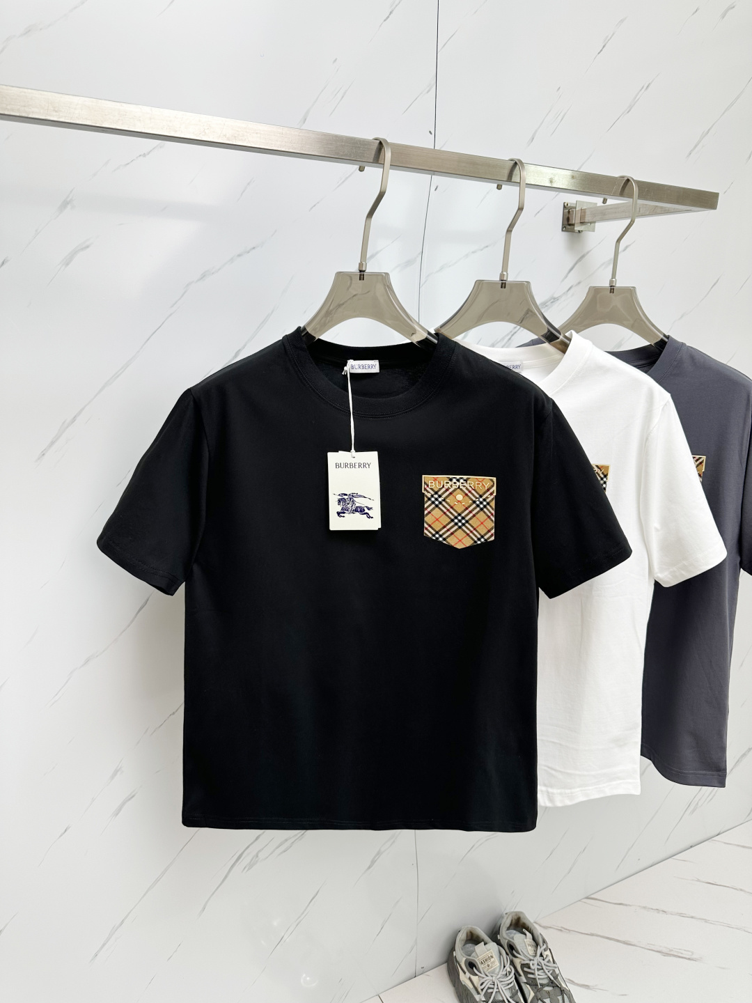 NO:141911,BURBER2025 Spring and Summer latest, official website Spring and Summer new men's short sleeves, high-end custom imported fabrics, comfortable to wear, fake pocket pattern design on chest, versatile business casual style, let you perfectly combine fashion, leisure and business!  A must-have item for trendy men, handsome top body!  Color black white gray Size S-2XL, burberry, T-shirt, alexander wang19860909BURBER2025春夏最新,官网春夏新款男士短袖 高端定制进口面料 穿着舒适、胸前假口袋图案设计 百搭商务休闲款 让您时尚休闲与商务完美结合！潮男必备单品 上身帅爆！ 颜色黑色 白色 灰色 尺码S-2XL,,burberry,T-shirt,alexander wang,Men's clothing