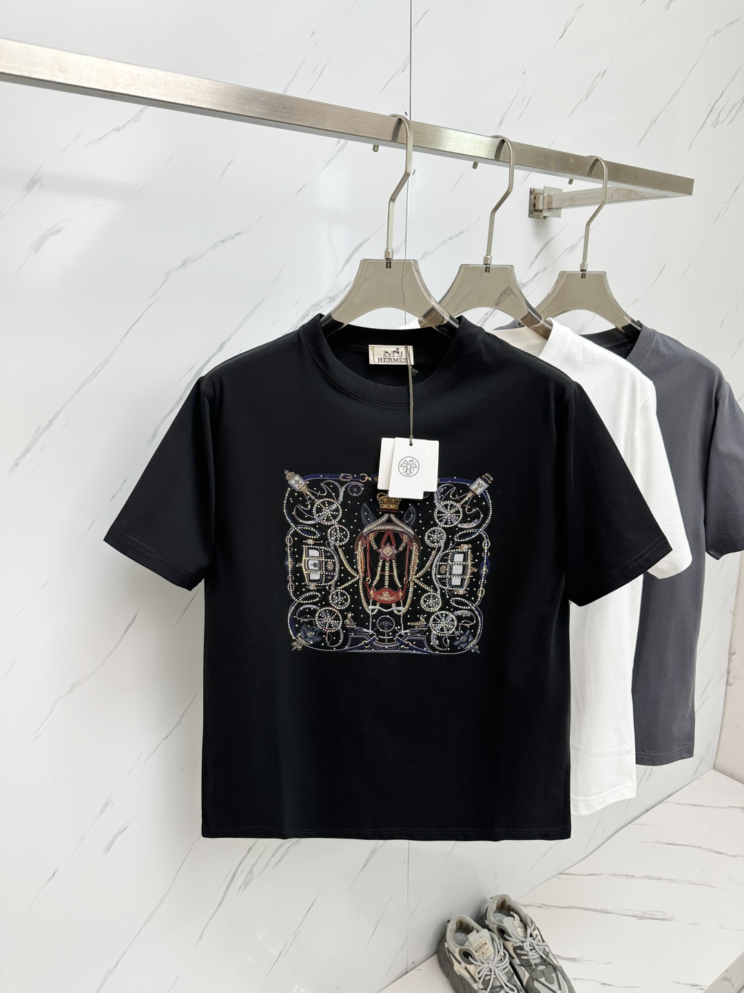 NO:141908,2025 Spring and Summer Series New HERMES Hermes Show T-shirt The same T-shirt is decorated with H-home 3D printing ironing craftsmanship, showing its agility and change, unrestrained and rejuvenating the fun of dressing. Seiko threaded necklines are woven to modify the body shape and are less likely to deform, and the details reflects exquisite craftsmanship. 3 colors are available #size M-3XL, hermes, hermes, tees, t-shirt, alexander wang198609092025春夏系列新品 HERMES 爱马仕秀场同款T恤 此款T恤定制面料饰有H家3D印花烫钻工艺嵌饰,展现其灵动变幻,恣意发不竭新生,重新勾起着装的乐趣.精工螺纹现织领口,修饰身形同时更不易变形,与细节处体现精致工艺.3色可选#尺码M-3XL,,hermes,hermes,tees，t-shirt,alexander wang,Men's clothing