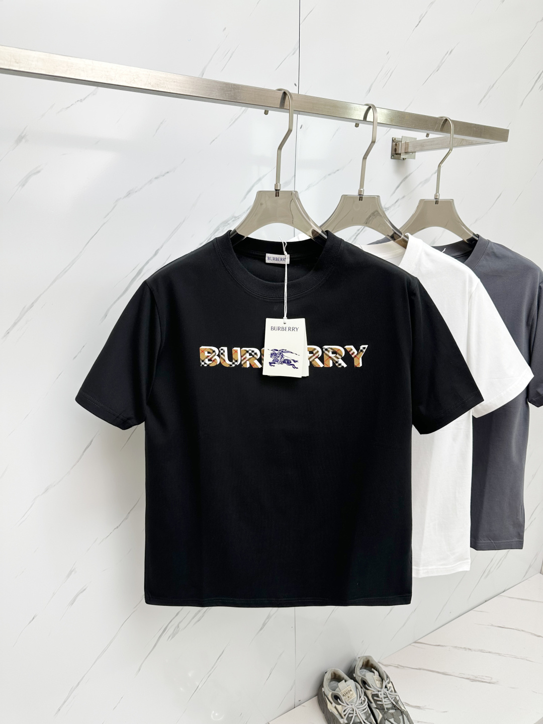 NO:141905,2025 spring and summer new round neck short-sleeved BURB big logo original fabric official same style short-sleeved T-shirt custom fabric very comfortable to touch The latest brick cabinet in spring and summer synchronized fashion and personality Super versatile and beautiful, very suitable for both men and women, essential models for everyone Color: Black Gray White Size S-2XL,,burberry,T-shirt,tees,t-shirt,alexander wang198609092025春夏新款圆领短袖BURB大Logo原版面料 官方同款 短袖T恤 定制面料 手感非常舒服  春夏最新砖柜同步 时尚又个性 超级百搭好看 男女都非常合适 人手必备款 颜色: 黑色 灰色 白色 尺码S-2XL,,burberry,T-shirt,tees，t-shirt,alexander wang,Men's clothing