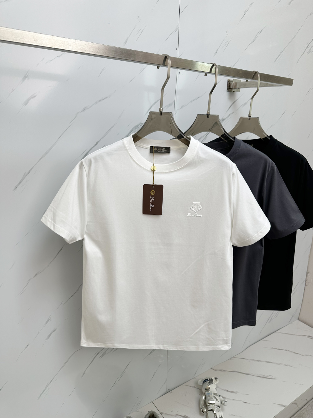 NO:136386,LP# 2025 spring and summer new style first-time counter latest short-sleeved round-neck T-shirt, high-end customization, avant-garde and fashionable design!  Brand logo heavy craft design, high-end customized 230g fabric, soft feel, comfortable to wear, exquisite counter-level car line, fine workmanship, invincible and handsome upper body effect!  A must-have item for handsome men!  Color black white gray Number S-2XL, loro piana, T-shirt,tees, t-shirt,alexander wang19860909LP# 2025春夏新款首发专柜最新款短袖圆领T恤 高端订制 设计前卫时尚！品牌logo重工艺设计 高端定制230克面料.手感柔软.穿着舒适.专柜级别精致车线.做工精细.上身效果无敌帅气！型男必备单品！颜色黑色 白色 灰色 码数S-2XL,,loro piana,T-shirt,tees，t-shirt,alexander wang,Men's clothing