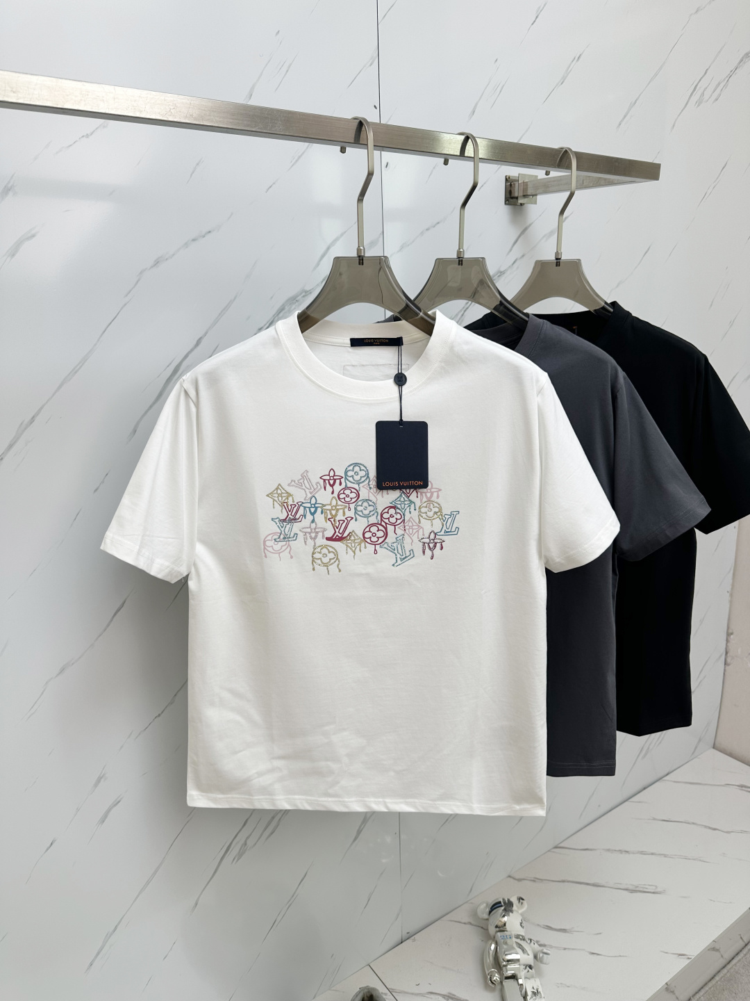 NO:136380,2025 Spring and Summer Series New Products L Home Show T-shirt The same T-shirt This T-shirt is decorated with L Home 3D printed ironing technology embellishment, showing its agility and change, unrestrained and rejuvenating the fun of dressing. Seiko threaded necklines are woven to modify the body shape and are less likely to deform, and the details reflects exquisite craftsmanship. 3 colors are available #size M-3XL,,louis vuitton,tees, t-shirt, alexander wang198609092025春夏系列新品 L 家秀场同款T恤 此款T恤定制面料饰有L家3D印花烫钻工艺嵌饰,展现其灵动变幻,恣意发不竭新生,重新勾起着装的乐趣.精工螺纹现织领口,修饰身形同时更不易变形,与细节处体现精致工艺.3色可选#尺码M-3XL,,louis vuitton,tees，t-shirt,alexander wang,Men's clothing