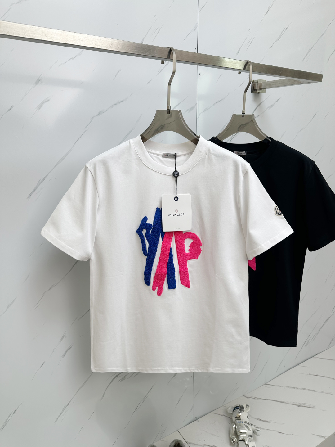 NO:136395,Mon2025ss summer latest product, available at the counter at the same time, original single ruthless goods, fashionable and casual round neck short-sleeved T-shirt, comfortable upper body!  Eye-catching and highlighted, using imported original fabric, classic letter logo, simple but not losing fashion, fashionable and handsome upper body, 2 colors recommended, S-2XL, T-shirt,tees, t-shirt,alexander wang19860909Mon2025ss夏季最新品,专柜同步有售,原单狠货,时尚休闲圆领短袖T恤,上身舒适！吸睛而有亮点,采用进口原版面料,经典字母logo,简单而不失时尚,上身时尚帅气,2色推荐,码数S-2XL,,T-shirt,tees，t-shirt,alexander wang,Men's clothing