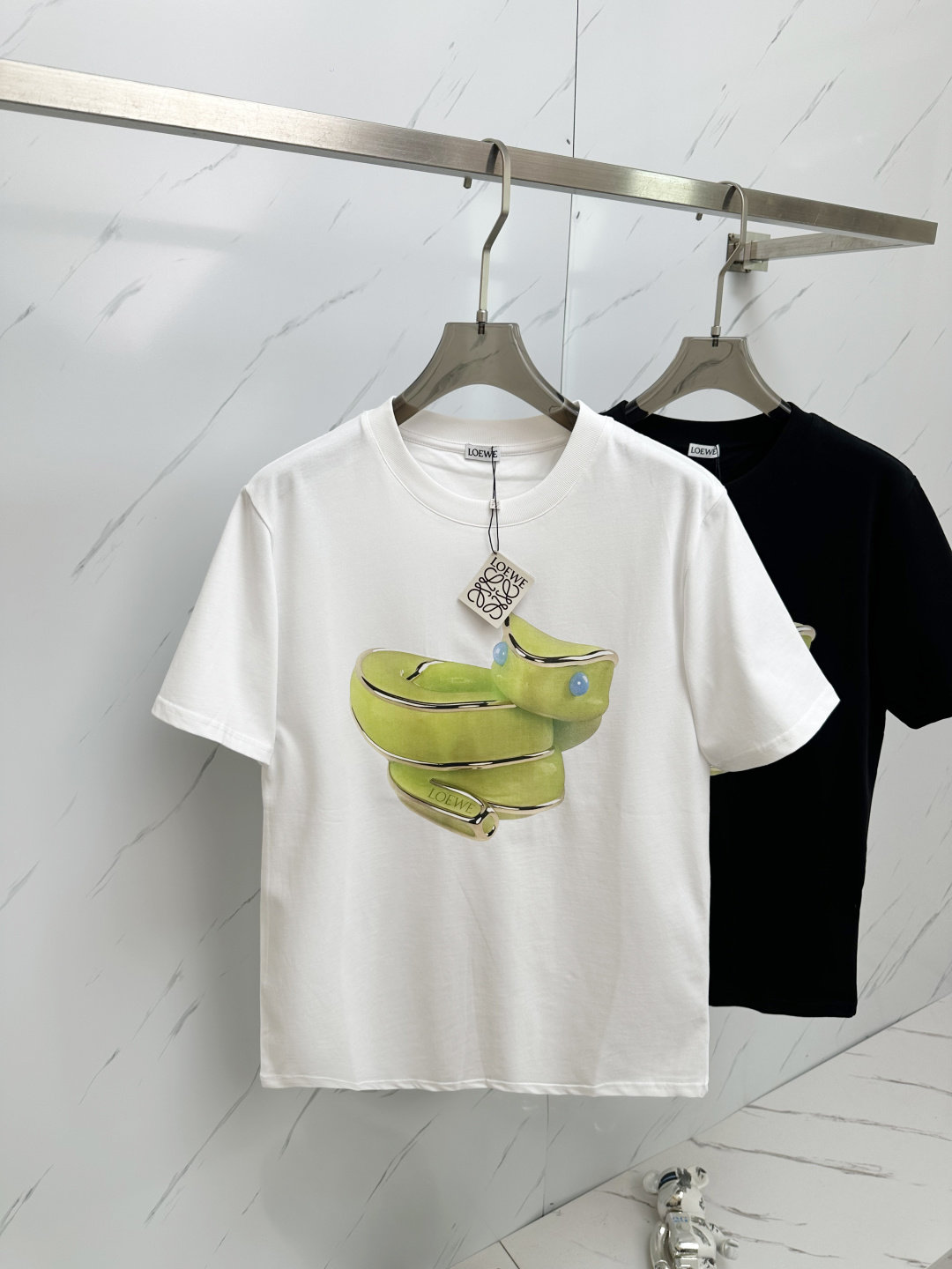 NO:136389,LOE2025 early summer latest product, special counters are available at the same time, original single product, casual and fashionable round neck short-sleeved T-shirt, imported original fabric, top-grade craftsmanship pattern, unique design, comfortable and breathable upper body, extremely high grade, handsome upper body, 2 colors recommendation, S-2XL.,,loewe, T-shirt,tees, t-shirt,alexander wang19860909LOE2025初夏最新品,专柜同步有售,原单狠货,休闲时尚圆领短袖T恤,进口原版面料,顶级工艺图案,独特设计,上身舒适透气,档次极高,上身帅气十足,2色推荐,码数S-2XL.,,loewe,T-shirt,tees，t-shirt,alexander wang,Men's clothing