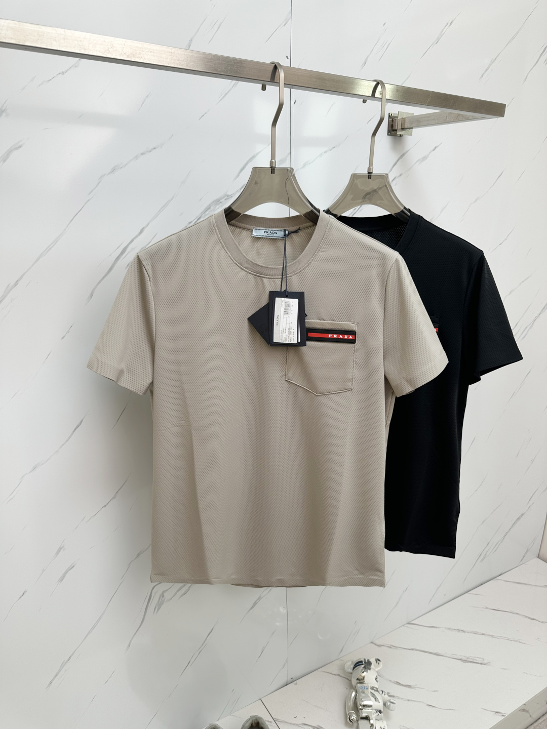 NO:136398,2025 classic dynamic ice-skin quick-drying mesh round neck T-shirt is extremely comfortable! It has a silky and cold feeling! Favorite fabric in summer! It is wear-resistant, wrinkle-resistant and hot-resistant, soft and fleshy, and has a skinny look. The fabric weaving design style is more ventilated and breathable, and it refuses to be stuffy and sweaty, and has a particularly good moisture absorption performance. * The iconic logo design on the chest is quite exquisite, very fashionable and pleasing, and it strongly represents the brand identity. Simple and daily style style, the upper body is more energetic, without the constraints of age span. The elastic round neck is the best to wear, it is durable, does not deform or collapse, and it is finely crafted! The cuffs and hem are pressed with glue, and the flat and straight appearance is enough to show the exquisite side of a man. The solid color design of a large body is grand and simple! It’s suitable to give it to others for your own stay! The fabric feels silky and icy, and the cold is most suitable for wearing in the hot summer. It is refreshing, breathable, quick-drying and wrinkling, and it can be super comfortable to resist the hot summer! Designed to work on the body like a second layer of skin, pushing moisture to the surface of the fabric and eliminating it as quickly as possible, thus keeping the user dry, cool and comfortable during high aerobic activities. The fabric has been specially designed to repel and resist moisture and help provide rapid drying performance. This quick-drying short-sleeved sleeve is carefully designed to fully meet the standards required for outdoor sports. Brothers who know their things know that it is not only environmentally friendly, but also has a very powerful sweat-absorbing technology. It uses a light and blended fabric that can absorb moisture and sweat, suitable for warm days and commuting activities, and feels comfortable. A real good thing will never make you regret it! It is highly recommended to buy more items to wear! Simple but extraordinary! Must enter! It feels comfortable and easy to wear! There is agility everywhere! S-2XL, T-shirt,tees,t-shirt,alexander wang198609092025经典动感冰肤速干网孔圆领T恤 无比舒服！带有丝滑冰涼的感觉！夏天最爱的面料！ 耐穿又抗皱免烫,手感软糯有肉感,着身有骨感.面料织造设计风格,更加通风透气,拒绝闷热流汗,吸湿性能特别好 * 胸口处标志性Logo设计 颇为精致,非常时髦且讨喜,并有力的标榜了品牌身份 简约日常风格版型,上身更有活力感,没有年龄跨越度的约束 弹力圆领最是好穿,耐穿不变形不垮塌,做工精细！ 袖口、下摆都是压胶的,平整括挺的外型,足以彰显出男人精致的一面 大身纯色设计 大气简约！送人自留都合适！ 面料手感丝滑冰爽,冰冰凉凉最适合炎炎夏季穿着,清爽透气速干不褶皱,拒绝闷热夏天可以超舒爽！被设计成像第二层皮肤一样对身体起作用,将湿气推到织物表面并尽可能快地消除,从而在高度有氧活动期间保持使用者干爽,凉爽和舒适.面料经过专门设计,能够排斥并抵御湿润,帮助提供快速干燥性能,这款速干短袖精心设计,全面满足户外运动所需标准款～了解它家的东西的兄弟都知道,它不仅环保,这种面料的排汗吸湿技术相当厉害,采用轻薄的有混纺面料,可吸湿排汗,适合暖天和通勤活动时穿着,感觉舒适 真正的好东西拿到绝不会让你后悔！强烈建议多入手几件换着穿！简而不凡！ 一定要入！手感舒适超好穿！处处透着灵动！S-2XL,,T-shirt,tees，t-shirt,alexander wang,Men's clothing