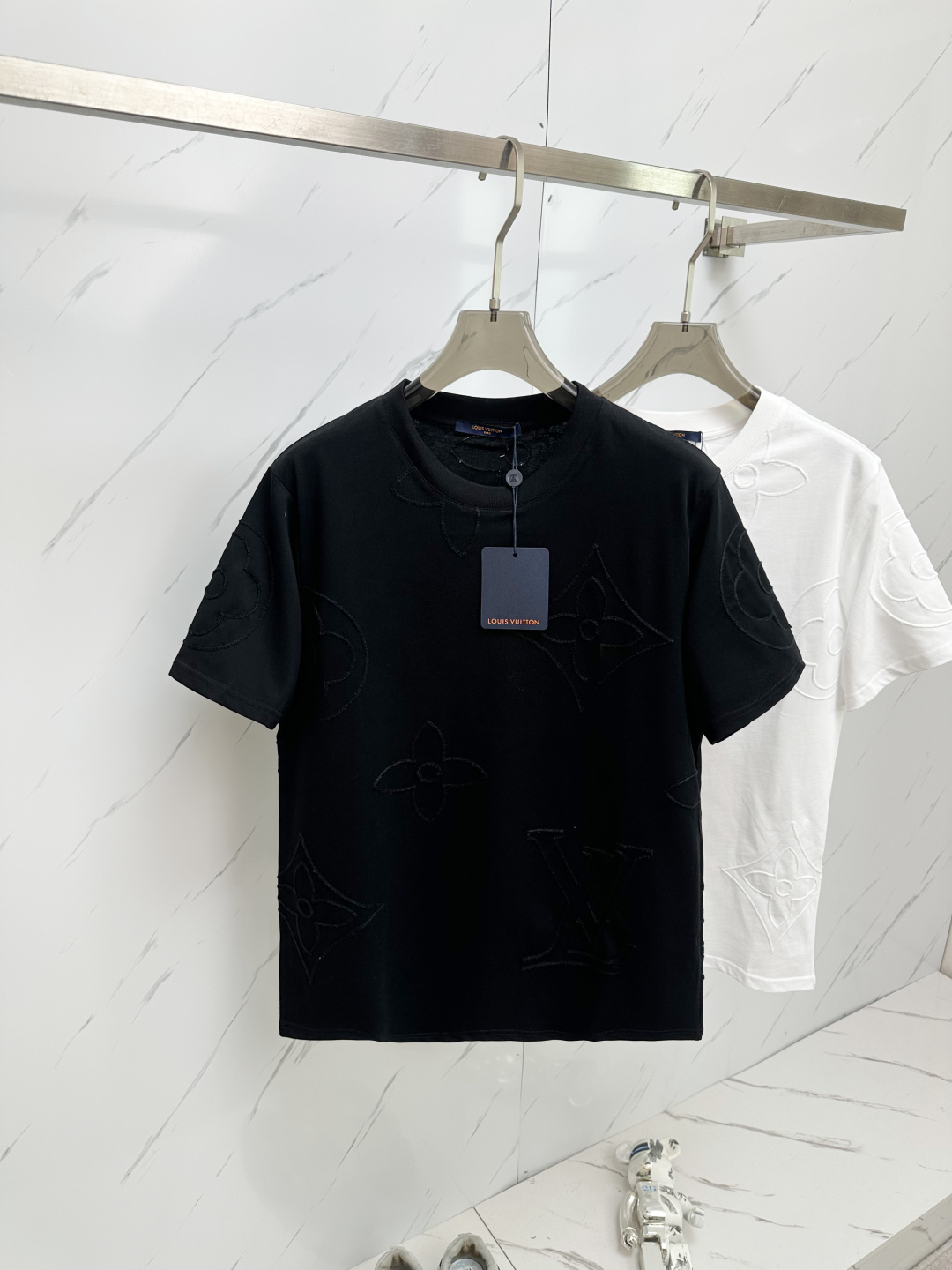 NO:136401,25ss summer new series!  -L*ouis men's round neck short-sleeved T-shirt, 280 gram high-end trendy brand, unique design style, eternal classic style for men and women, casual outfit. The upper body looks great, and you can burst out any match. Exquisite 3D digital L home presbyopia pattern logo logo!  It is very recognizable and classy, ​​perfectly reflects the three-dimensional sense, and conforms to the brand's consistent design style. The overall effect is very good!  Pure cotton short-sleeved T-shirt!  !  The latest fashion trends and popular products are here, and the upper body is lazy and casual. It is another simple and high-end fashion item. It is a fashion product with very high-end and outstanding outfit charm. It is a must-have item for fashion trends!  This model is also the latest popular product of Louis Home this year and is also the most classic work. It is breathable and skin-friendly, extremely comfortable to wear, and the overall texture is quite high, high-end, simple and atmospheric!  Create simple and high-end styles and items, easily shaping, adding a sense of fashion!  The choice is very diverse, and it can be said that this model naturally has a fresh and natural feeling, showing the brand charm and high-end feeling. The texture of this model is very in place. The heavy weight and brilliant skin-friendly level that can be seen with hands are even better, and it is a complete enjoyment of wearing!  !  Color: Black White Size: S~XXL,,louis vuitton,louis vuitton,T-shirt,tees,t-shirt,alexander wang1986090925ss夏季新款系列！-L*ouis男士圆领短袖T恤,克重280 高端潮牌,独特的设计风格,永远的经典男女同款,随意穿搭.上身巨好看,随便一搭都可以炸街.精美3Ｄ数码L家老花图案Logo标识！极具辨识度与档次感,完美体现立体感,符合品牌一贯设计风格.整体效果非常不错！纯棉短袖T恤！！最新时尚潮流人气产物驾到,上身慵懒随性,又是一款简约高级的时尚单品,穿搭魅力十分高级不俗的时尚产物 ,时尚潮流必备单品！ 此款也是路易家今年的最新人气产物,也是最经典的作品,透气亲肤性极佳,着身无比的舒服,整体质感相当之高,高端简单大气！ 简约高级的款式单品打造,轻轻松松凹造型,更加增添时髦感！选择极具多样化,言而喻此款自然具备那种清新自然的感觉,彰显品牌魅力与高级感,此款的质感十分的到位, 用手可以感知的重磅跟出彩亲肤程度更是上佳,十足的穿着享受！！ 颜色: 黑色 白色 尺码: S～XXL,,louis vuitton,louis vuitton,T-shirt,tees，t-shirt,alexander wang,Men's clothing