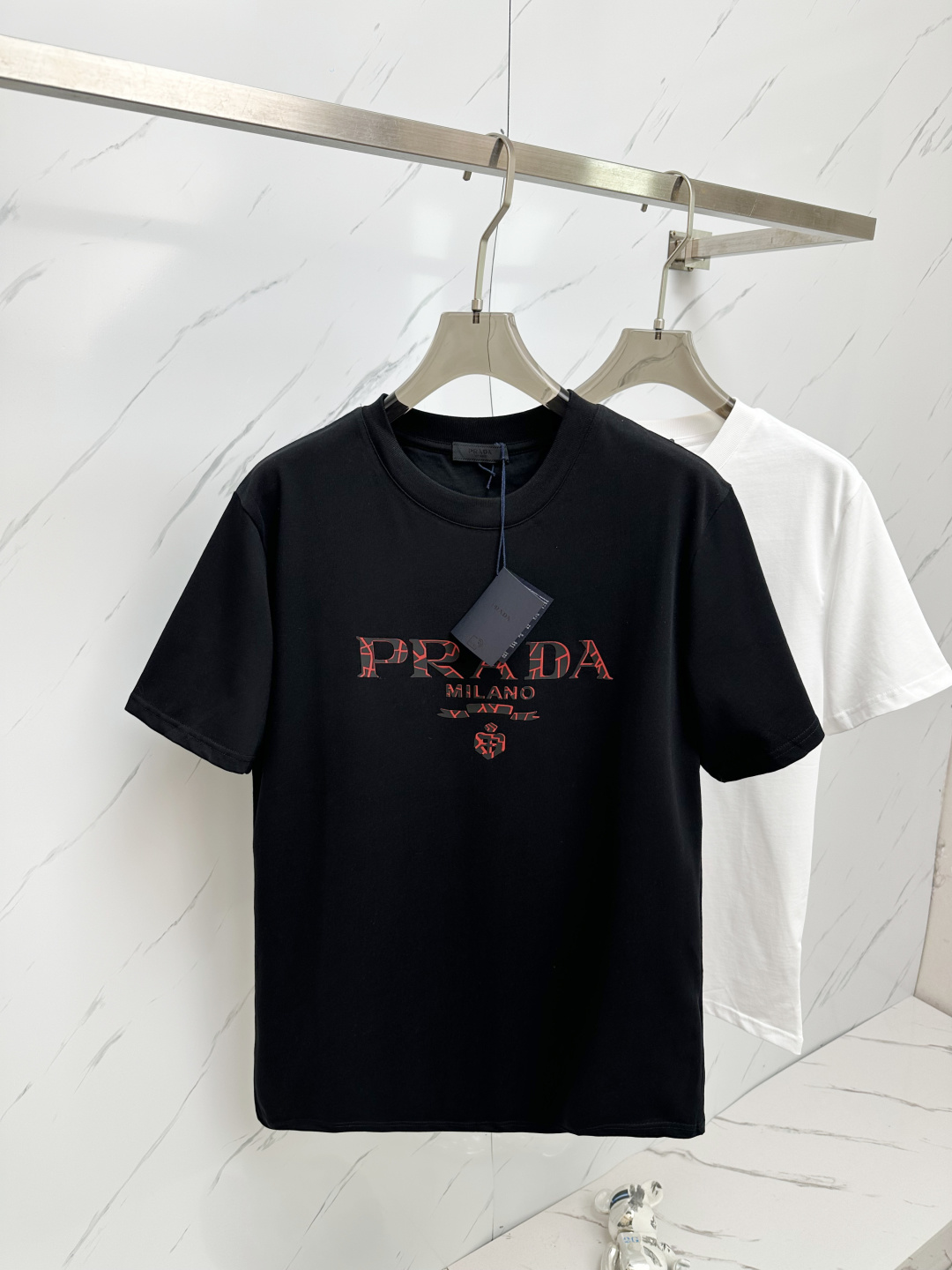 NO:136392,PD# 2025 spring and summer new style first-time counter latest short-sleeved round-neck T-shirt, high-end customization, avant-garde and fashionable design!  Brand logo heavy craft design, high-end customized 280g fabric, soft feel, comfortable to wear, exquisite counter-level car line, fine workmanship, invincible and handsome upper body effect!  A must-have item for handsome men!  Color gray. White. S-2XL, T-shirt,tees, t-shirt,alexander wang19860909PD# 2025春夏新款首发专柜最新款短袖圆领T恤 高端订制 设计前卫时尚！品牌logo重工艺设计 高端定制280克面料.手感柔软.穿着舒适.专柜级别精致车线.做工精细.上身效果无敌帅气！型男必备单品！颜色灰色.白色.码数S-2XL,,T-shirt,tees，t-shirt,alexander wang,Men's clothing