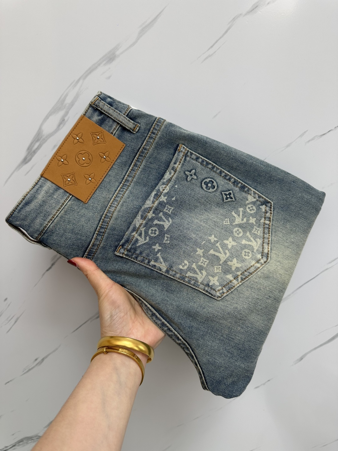 NO:128081,LV official website counter is available simultaneously, original singles, super stylish jeans, customized original washing denim fabric, unique design, top-grade printed craft letter pattern logo, original hardware and auxiliary decoration, extremely superior jeans, the materials and craftsmanship are extremely luxurious and exquisite, extremely high-end, handsome and stylish, recommended, digits 29-38,, louis vuitton, jeans, alexander wang19860909LV 官网专柜同步有售,原单狠货,超级有范儿的一款牛仔裤,定制原版水洗牛仔面料,独特设计,顶级印花工艺字母图案logo,原版五金辅料装饰,极为翘楚的一款牛仔裤,用料与工艺都极致奢华精湛,档次极高,上身帅气有型,推荐,码数29—38,,louis vuitton,jeans,alexander wang,Men's clothing