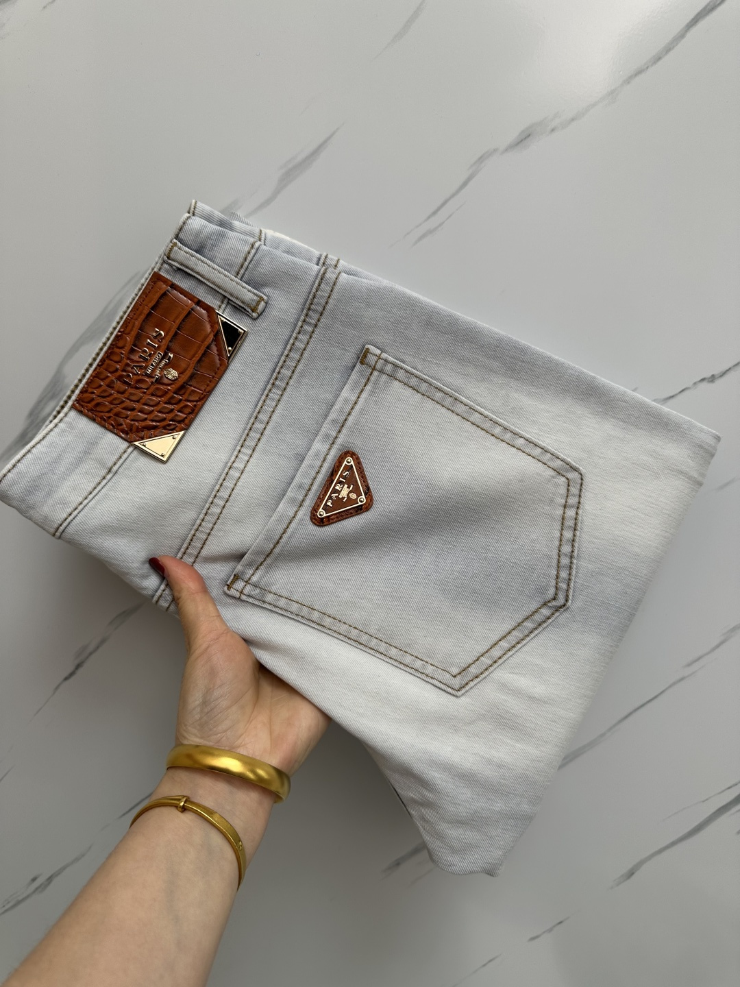 NO:128075,PRADA official website counter is available simultaneously, original singles, super stylish jeans, customized original washing denim fabric, unique design, top-grade printing craft letter pattern logo, original hardware and auxiliary decoration, extremely top-notch jeans, the materials and craftsmanship are extremely luxurious and exquisite, the grade is extremely high, the upper body is handsome and stylish, recommended, digits 29-38,, prada, jeans, alexander wang19860909PRADA 官网专柜同步有售,原单狠货,超级有范儿的一款牛仔裤,定制原版水洗牛仔面料,独特设计,顶级印花工艺字母图案logo,原版五金辅料装饰,极为翘楚的一款牛仔裤,用料与工艺都极致奢华精湛,档次极高,上身帅气有型,推荐,码数29—38,,prada,jeans,alexander wang,Men's clothing