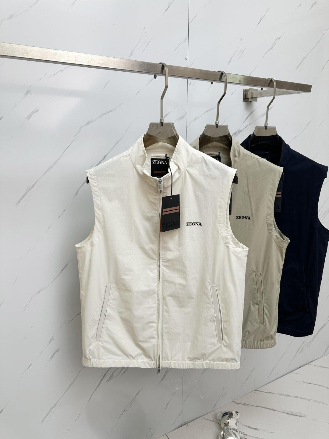 NO:128063,Ze2025ss early spring new style released Zenia vest jacket, spring jacket!  Wearing it is comfortable and slim, lazy and casual, combined with clean and simple colors, it is particularly pleasing to look at. It is suitable for daily wear~ I love to launch sports items embellished with vitality prints to welcome the arrival of the warm season. Size M-3XL, zegna, jackets & coats, alexander wang19860909Ze2025ss早春新款发布杰尼亚马甲外套,春款外套！穿上就是舒适自在又显瘦的存在,慵懒而随性,结合干净简单的色系就特别耐看,适合日常穿着~倾情推出缀饰活力印花的运动单品,迎接温暖季节的到来. 尺码M-3XL,,zegna,jackets & coats,alexander wang,Men's clothing