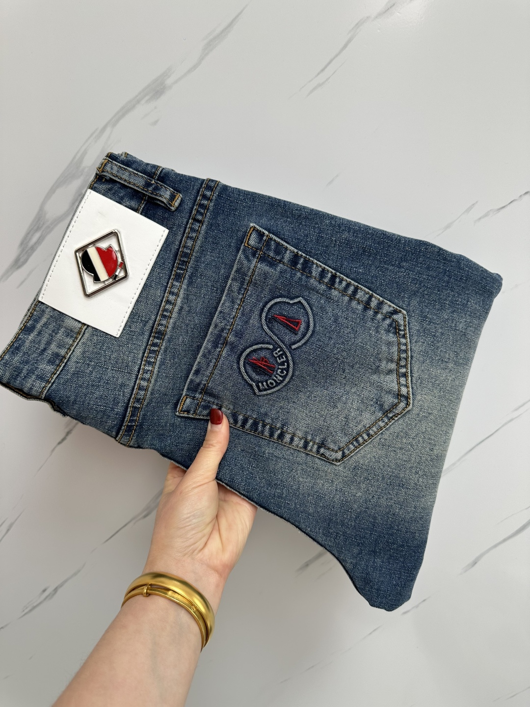 NO:136404,MO official website counter is available simultaneously, original singles, super stylish jeans, customized original washing denim fabric, unique design, top-grade printed craft letter pattern logo, original hardware and auxiliary decoration, extremely superior jeans, the materials and craftsmanship are extremely luxurious and exquisite, extremely high-end, handsome and stylish, recommended, digits 29-38, jeans, alexander wang19860909MO 官网专柜同步有售,原单狠货,超级有范儿的一款牛仔裤,定制原版水洗牛仔面料,独特设计,顶级印花工艺字母图案logo,原版五金辅料装饰,极为翘楚的一款牛仔裤,用料与工艺都极致奢华精湛,档次极高,上身帅气有型,推荐,码数29—38,,jeans,alexander wang,Men's clothing