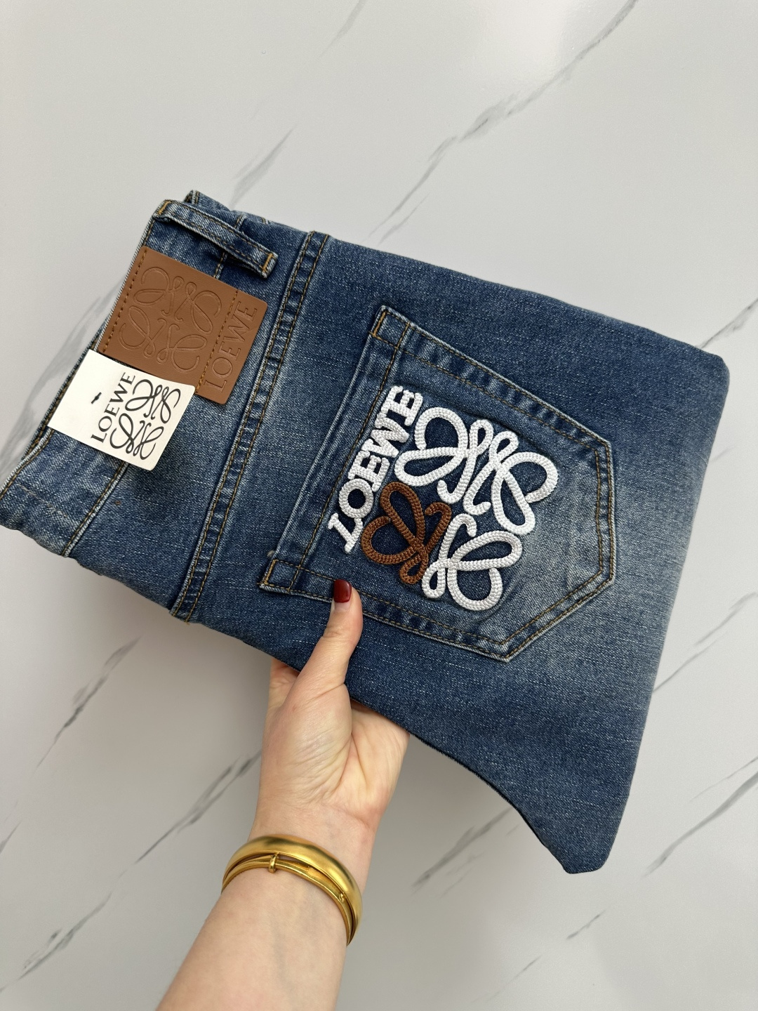 NO:136379,LOEWE official website counter is available simultaneously, original singles, super stylish jeans, customized original washing denim fabric, unique design, top-grade printing craft letter pattern logo, original hardware and auxiliary decoration, extremely superior jeans, the materials and craftsmanship are extremely luxurious and exquisite, extremely high-end, handsome and stylish, recommended, digits 29-38,,loewe, jeans, alexander wang19860909LOEWE 官网专柜同步有售,原单狠货,超级有范儿的一款牛仔裤,定制原版水洗牛仔面料,独特设计,顶级印花工艺字母图案logo,原版五金辅料装饰,极为翘楚的一款牛仔裤,用料与工艺都极致奢华精湛,档次极高,上身帅气有型,推荐,码数29—38,,loewe,jeans,alexander wang,Men's clothing