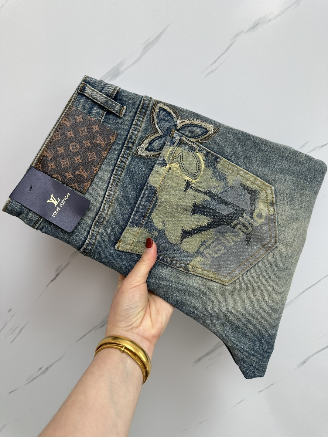 NO:430471,LV official website counter is available simultaneously, original singles, super stylish jeans, customized original washing denim fabric, unique design, top-grade printed craft letter pattern logo, original hardware and auxiliary decoration, extremely superior jeans, the materials and craftsmanship are extremely luxurious and exquisite, extremely high-end, handsome and stylish, recommended, digits 29-38,, louis vuitton, jeans, alexander wang19860909LV 官网专柜同步有售,原单狠货,超级有范儿的一款牛仔裤,定制原版水洗牛仔面料,独特设计,顶级印花工艺字母图案logo,原版五金辅料装饰,极为翘楚的一款牛仔裤,用料与工艺都极致奢华精湛,档次极高,上身帅气有型,推荐,码数29—38,,louis vuitton,jeans,alexander wang,Men's clothing