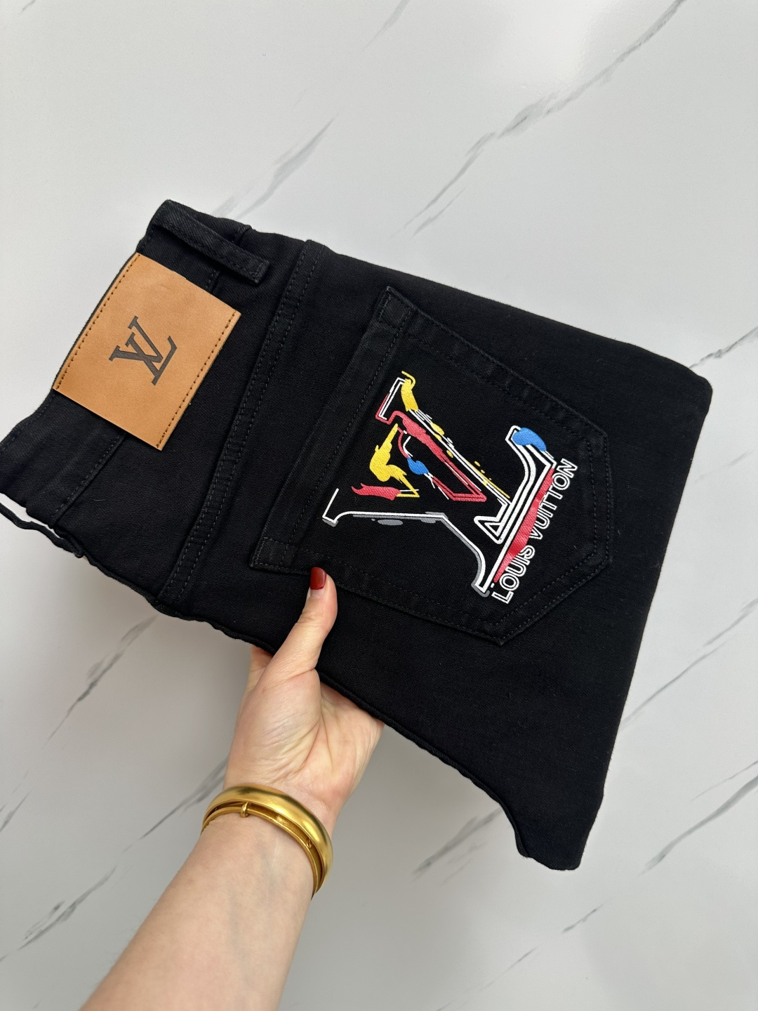 NO:136382,LV official website counter is available simultaneously, original singles, super stylish jeans, customized original washing denim fabric, unique design, top-grade printed craft letter pattern logo, original hardware and auxiliary decoration, extremely superior jeans, the materials and craftsmanship are extremely luxurious and exquisite, extremely high-end, handsome and stylish, recommended, digits 29-38,, louis vuitton, jeans, alexander wang19860909LV 官网专柜同步有售,原单狠货,超级有范儿的一款牛仔裤,定制原版水洗牛仔面料,独特设计,顶级印花工艺字母图案logo,原版五金辅料装饰,极为翘楚的一款牛仔裤,用料与工艺都极致奢华精湛,档次极高,上身帅气有型,推荐,码数29—38,,louis vuitton,jeans,alexander wang,Men's clothing