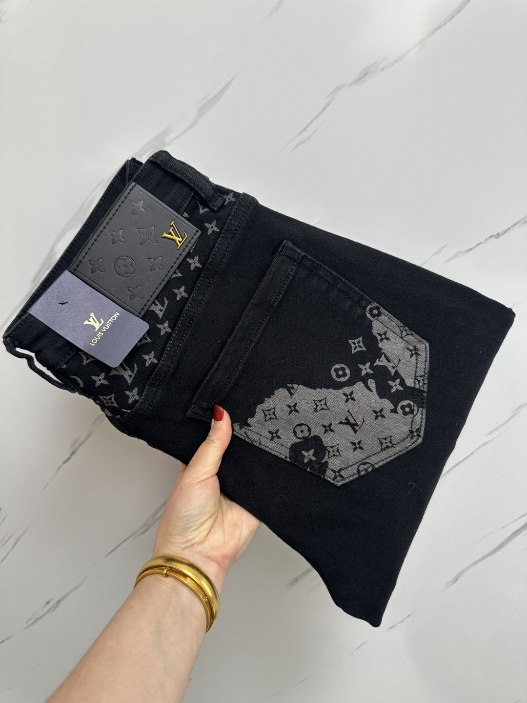 NO:136388,LV official website counter is available simultaneously, original singles, super stylish jeans, customized original washing denim fabric, unique design, top-grade printed craft letter pattern logo, original hardware and auxiliary decoration, extremely superior jeans, the materials and craftsmanship are extremely luxurious and exquisite, extremely high-end, handsome and stylish, recommended, digits 29-38,, louis vuitton, jeans, alexander wang19860909LV 官网专柜同步有售,原单狠货,超级有范儿的一款牛仔裤,定制原版水洗牛仔面料,独特设计,顶级印花工艺字母图案logo,原版五金辅料装饰,极为翘楚的一款牛仔裤,用料与工艺都极致奢华精湛,档次极高,上身帅气有型,推荐,码数29—38,,louis vuitton,jeans,alexander wang,Men's clothing