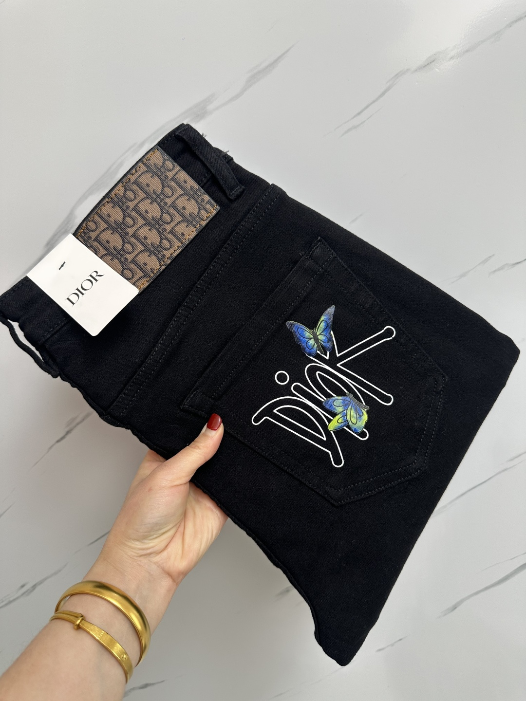 NO:136385,DIOR official website counter is available simultaneously, original singles, super stylish jeans, customized original washing denim fabric, unique design, top-grade printing craft letter pattern logo, original hardware and auxiliary decoration, extremely superior jeans, the materials and craftsmanship are extremely luxurious and exquisite, extremely high-end, handsome and stylish, recommended, digits 29-38,,dior,jeans,alexander wang19860909DIOR 官网专柜同步有售,原单狠货,超级有范儿的一款牛仔裤,定制原版水洗牛仔面料,独特设计,顶级印花工艺字母图案logo,原版五金辅料装饰,极为翘楚的一款牛仔裤,用料与工艺都极致奢华精湛,档次极高,上身帅气有型,推荐,码数29—38,,dior,jeans,alexander wang,Men's clothing