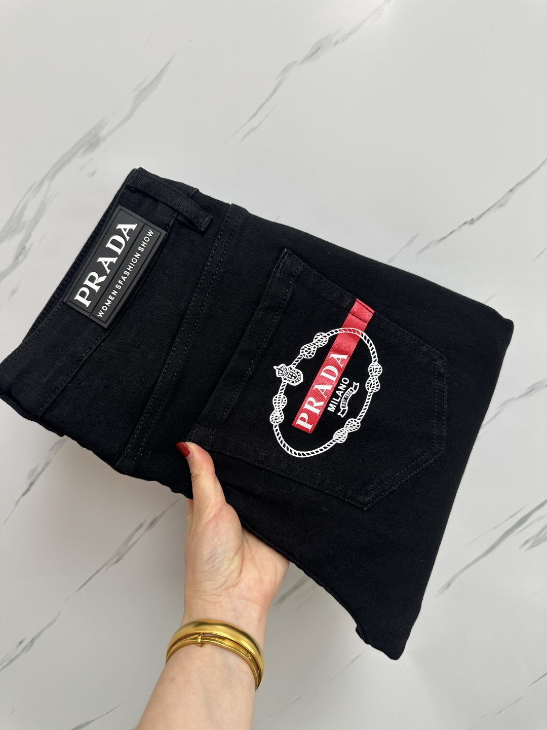 NO:136391,PRADA official website counter is available simultaneously, original singles, super stylish jeans, customized original washing denim fabric, unique design, top-grade printing craft letter pattern logo, original hardware and auxiliary decoration, extremely top-notch jeans, the materials and craftsmanship are extremely luxurious and exquisite, the grade is extremely high, the upper body is handsome and stylish, recommended, digits 29-38,, prada, jeans, alexander wang19860909PRADA 官网专柜同步有售,原单狠货,超级有范儿的一款牛仔裤,定制原版水洗牛仔面料,独特设计,顶级印花工艺字母图案logo,原版五金辅料装饰,极为翘楚的一款牛仔裤,用料与工艺都极致奢华精湛,档次极高,上身帅气有型,推荐,码数29—38,,prada,jeans,alexander wang,Men's clothing