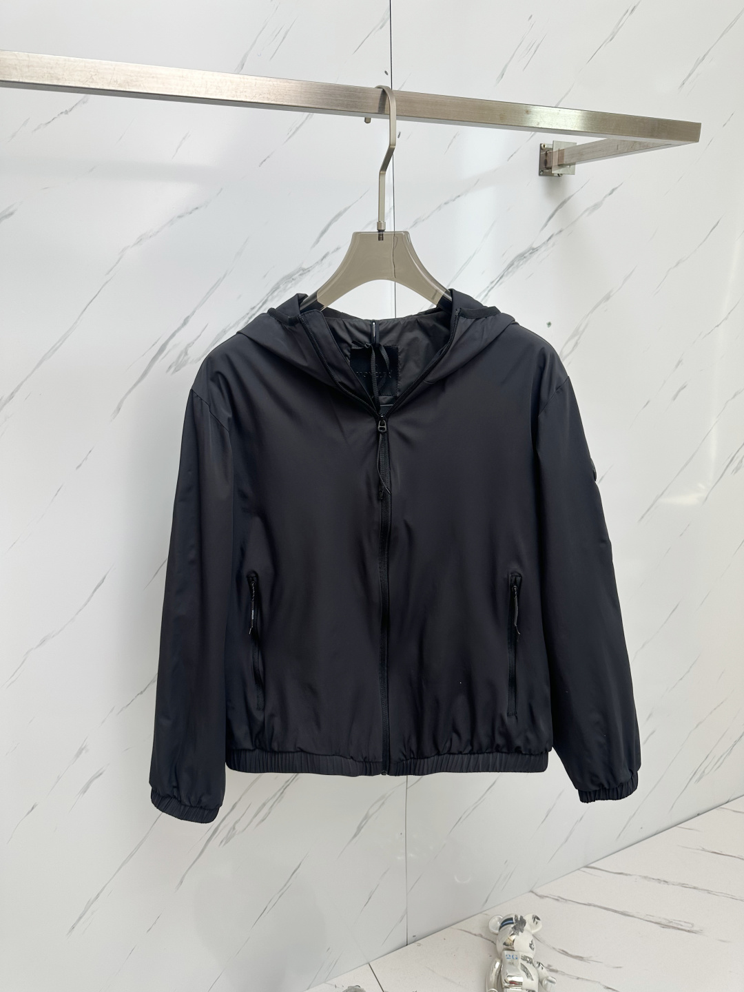 NO:123702,MO 2025 spring new jacket jacket, Italian imported fabric fashionable jacket. Original hardware accessories, European counters synchronized, the upper body is more casual and elegant, the counter original hardware is luxurious and high-end customized accessories new work!  Luxury brand characteristics logo embellishment design, the highest quality shipment in the market, original auxiliary materials, the ultimate luxury!  Soft and comfortable. The upper body is so handsome!  Suitable for any scene!  Number of codes: 1-5 codes, Jackets & coats, Jackets & coats, Alexander wang19860909MO 2025春季新款夹克外套,意大利进口面料时尚夹克外套.原版五金配件,欧洲专柜同步,上身更随意大方,专柜原版五金奢华高档定制配饰新作！奢华品牌特质logo点缀设计,市场最高品质出货、原版辅料,奢华极致！柔软舒适.上身爆帅！适合任意场景！码数:1—5码,,jackets & coats,jackets & coats,alexander wang,Men's clothing