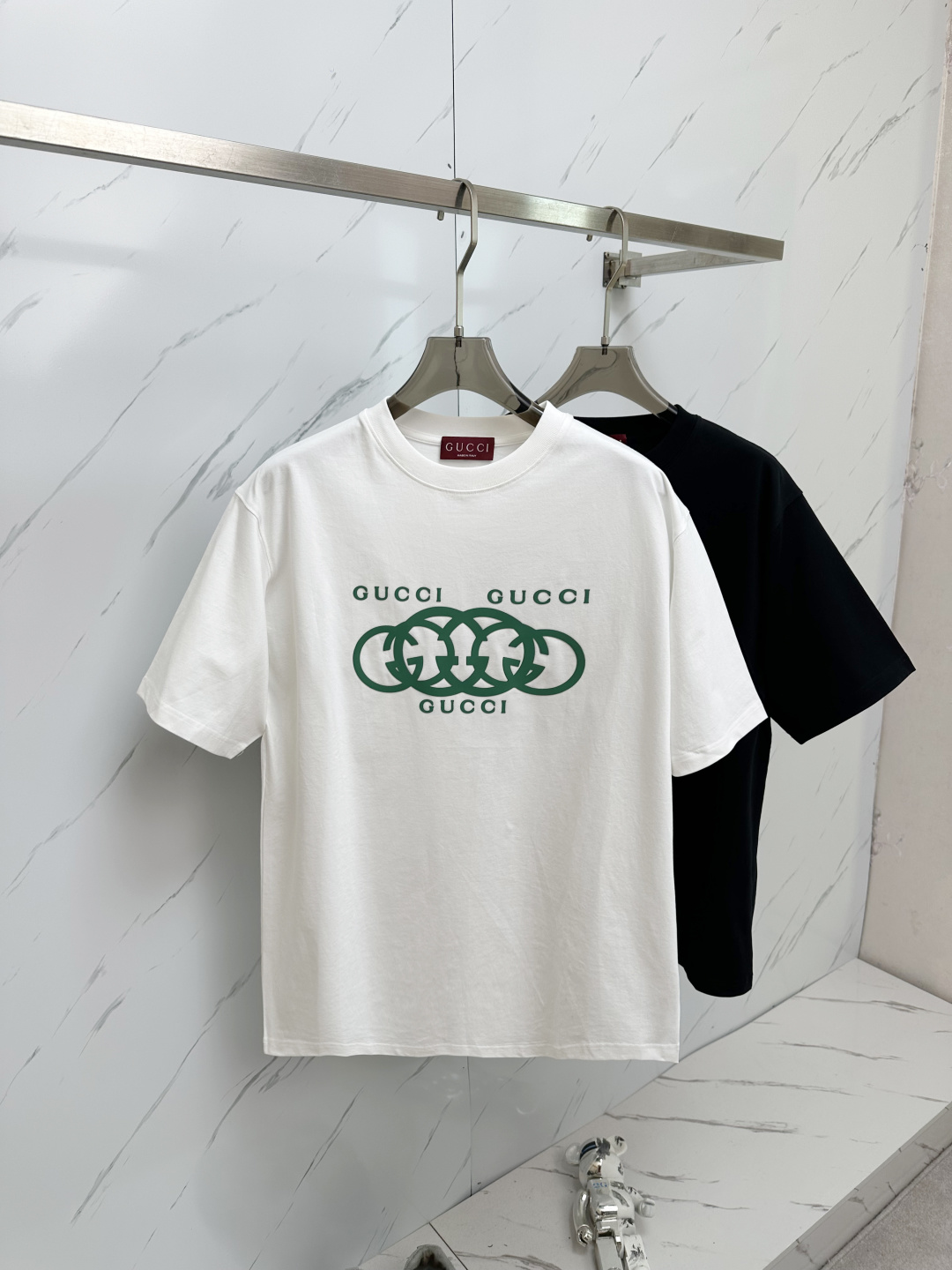 NO:123700,The latest short-sleeved round-neck T-shirt in the 2025 spring and summer new style first-time counter, high-end customization, avant-garde and fashionable design!  Brand logo heavy craft design, high-end customized 230g fabric, soft feel, comfortable to wear, exquisite counter-level car line, fine workmanship, invincible and handsome upper body effect!  A must-have item for handsome men!  S-2XL, T-shirt,tees,t-shirt,alexander wang198609092025春夏新款首发专柜最新款短袖圆领T恤 高端订制 设计前卫时尚！品牌logo重工艺设计 高端定制230克面料.手感柔软.穿着舒适.专柜级别精致车线.做工精细.上身效果无敌帅气！型男必备单品！S—2XL,,T-shirt,tees，t-shirt,alexander wang,Men's clothing