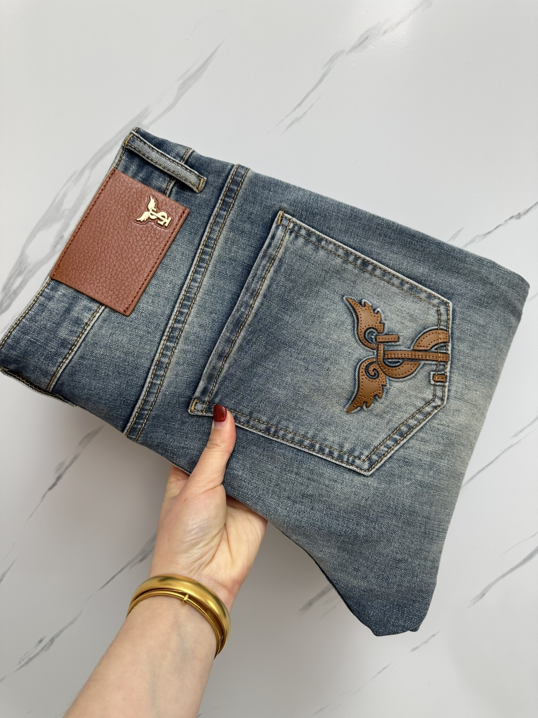 NO:140194,LV official website counter is available simultaneously, original singles, super stylish jeans, customized original washing denim fabric, unique design, top-grade printed craft letter pattern logo, original hardware and auxiliary decoration, extremely superior jeans, the materials and craftsmanship are extremely luxurious and exquisite, extremely high-end, handsome and stylish, recommended, digits 29-38,, louis vuitton, jeans, alexander wang19860909LV 官网专柜同步有售,原单狠货,超级有范儿的一款牛仔裤,定制原版水洗牛仔面料,独特设计,顶级印花工艺字母图案logo,原版五金辅料装饰,极为翘楚的一款牛仔裤,用料与工艺都极致奢华精湛,档次极高,上身帅气有型,推荐,码数29—38,,louis vuitton,jeans,alexander wang,Men's clothing