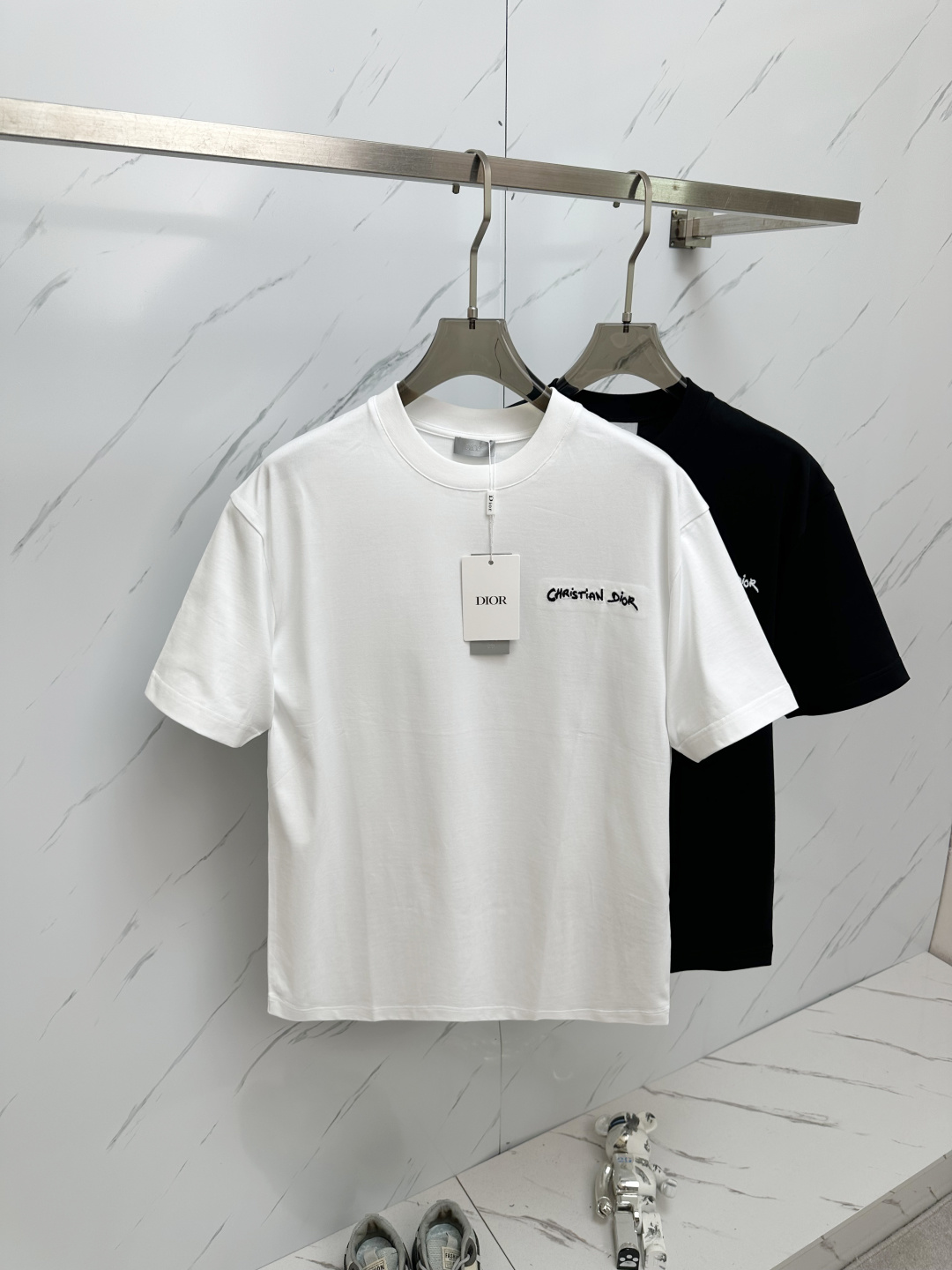 NO:140212,DIOR 2025 round neck embroidered short-sleeved T-shirt base shirt. The elemental logo badge highlights the casual and fashionable charm, and is still unique in style. The inner layer is fitted with a companion... Customer-supplied high-strength elastic knitted liquid ammonia air-layer fabric, the flat and symmetrical knitted light and refreshing, soft and comfortable, and excellent breathability. Simple and unique charm. The straight-cut style is more suitable for matching with various trendy and fashionable styles. It uses instrument embroidery, and the delicate and full texture highlights, bringing a new experience for fashion sports and leisure. Color black white Size M-3XL,,dior,T-shirt,tees,t-shirt,alexander wang19860909DIOR 2025 圆领刺绣短袖T恤打底衫 元素性的Logo徽章凸显休闲时尚魅力,依然独领时尚风骚.内搭好伴侣… 客供高支弹力针织液氨空气层面料,平整匀称的针织轻薄清爽,柔软舒适,透气性极佳.简洁而富有独特魅力.直裁版型更为适合搭配各种潮流时尚造型. 采用器械刺绣,细腻饱满的质感突显,为时尚运动休闲带来全新体验. 颜色黑色 白色 尺码 M-3XL,,dior,T-shirt,tees，t-shirt,alexander wang,Men's clothing