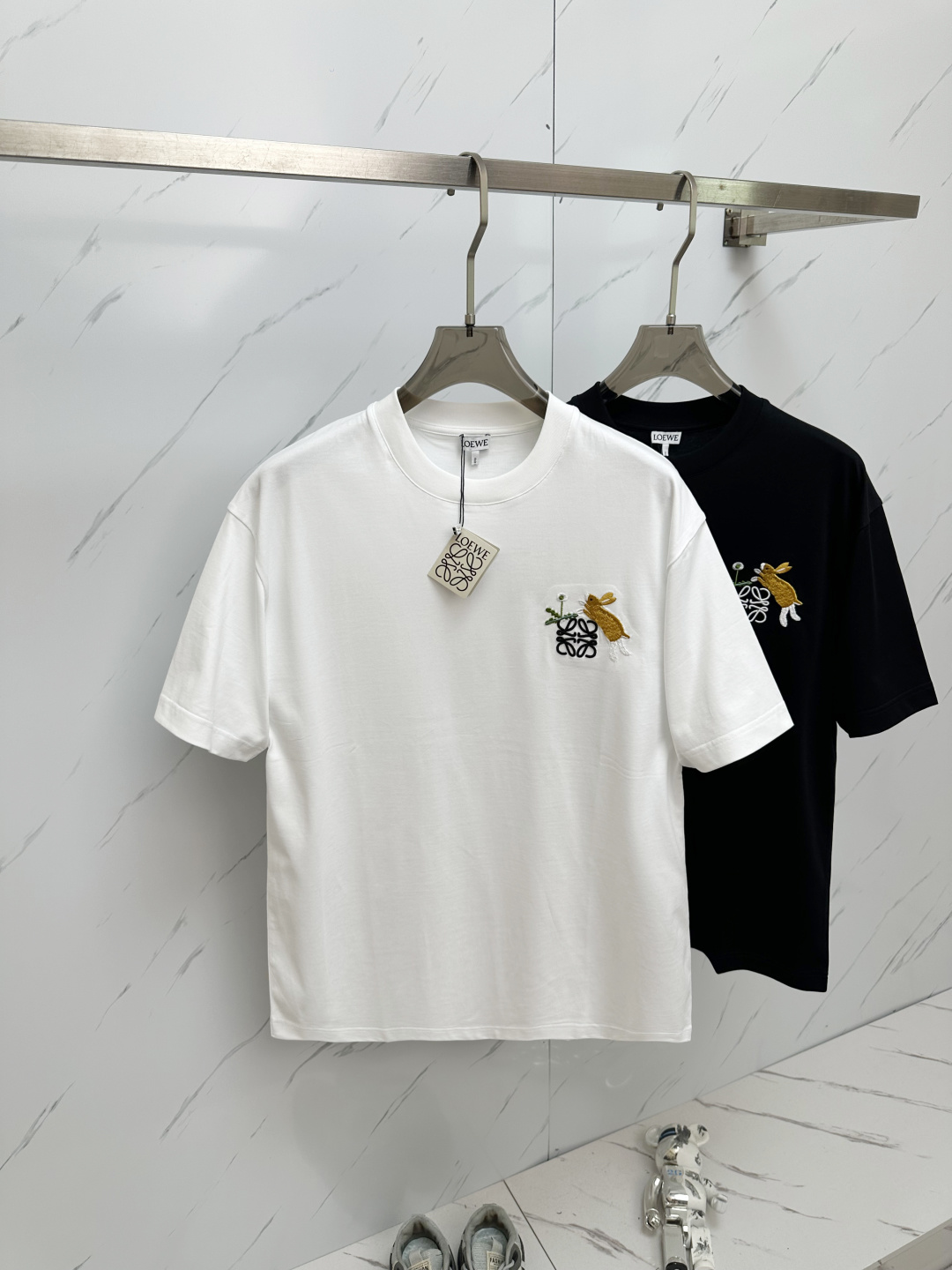 NO:140222,LOEWE 2025 round neck embroidered short-sleeved T-shirt base shirt. The elemental logo badge highlights the casual and fashionable charm, and is still unique in style. The inner layer is fitted with a companion... Customer-supplied high-strength elastic knitted liquid ammonia air-layer fabric, the flat and symmetrical knitted light and refreshing, soft and comfortable, and excellent breathability. Simple and unique charm. The straight-tailed version is more suitable for matching with various trendy and fashionable styles. It uses instrument embroidery, and the delicate and full texture highlights, bringing a new experience for fashion sports and leisure. Color black white Size M-3XL,,loewe,T-shirt,tees,t-shirt,alexander wang19860909LOEWE 2025 圆领刺绣短袖T恤打底衫 元素性的Logo徽章凸显休闲时尚魅力,依然独领时尚风骚.内搭好伴侣… 客供高支弹力针织液氨空气层面料,平整匀称的针织轻薄清爽,柔软舒适,透气性极佳.简洁而富有独特魅力.直裁版型更为适合搭配各种潮流时尚造型. 采用器械刺绣,细腻饱满的质感突显,为时尚运动休闲带来全新体验. 颜色黑色 白色 尺码 M-3XL,,loewe,T-shirt,tees，t-shirt,alexander wang,Men's clothing