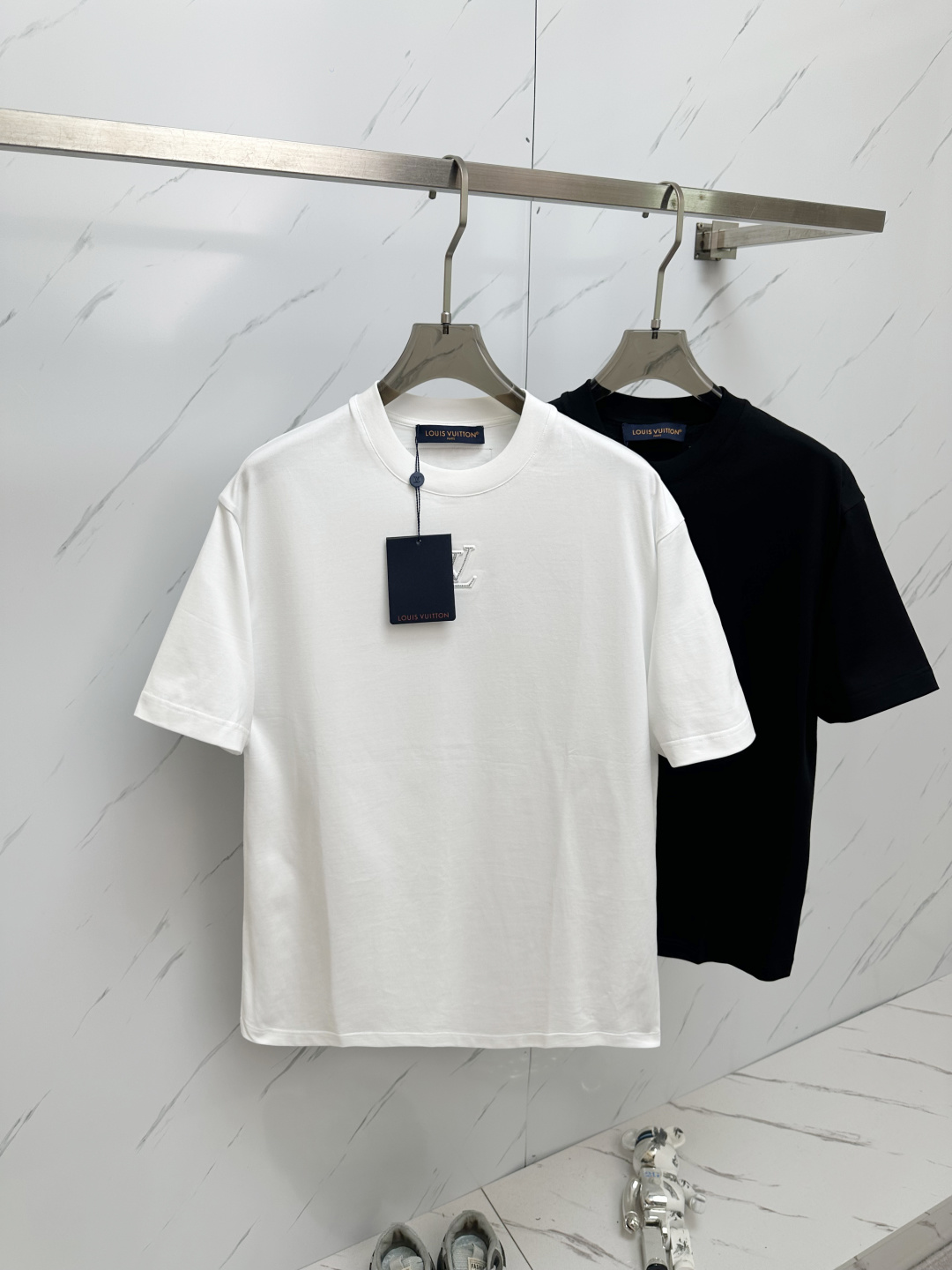 NO:140227,LV 2025 round neck embroidered short-sleeved T-shirt base shirt Elemental Logo badge highlights the casual and fashionable charm, and is still unique in style. It is fitted with a companion inside... Customer-supplied high-strength elastic knitted liquid ammonia air-layer fabric, flat and symmetrical knitted light and refreshing, soft and comfortable, and excellent breathability. Simple and unique charm. The straight-cut style is more suitable for matching with various trendy and fashionable styles. It uses instrument embroidery, delicate and full texture, bringing a new experience for fashion sports and leisure. Color black white Size M-3XL,,louis vuitton,T-shirt,tees,t-shirt,alexander wang19860909LV 2025 圆领刺绣短袖T恤打底衫 元素性的Logo徽章凸显休闲时尚魅力,依然独领时尚风骚.内搭好伴侣… 客供高支弹力针织液氨空气层面料,平整匀称的针织轻薄清爽,柔软舒适,透气性极佳.简洁而富有独特魅力.直裁版型更为适合搭配各种潮流时尚造型. 采用器械刺绣,细腻饱满的质感突显,为时尚运动休闲带来全新体验. 颜色黑色 白色 尺码 M-3XL,,louis vuitton,T-shirt,tees，t-shirt,alexander wang,Men's clothing