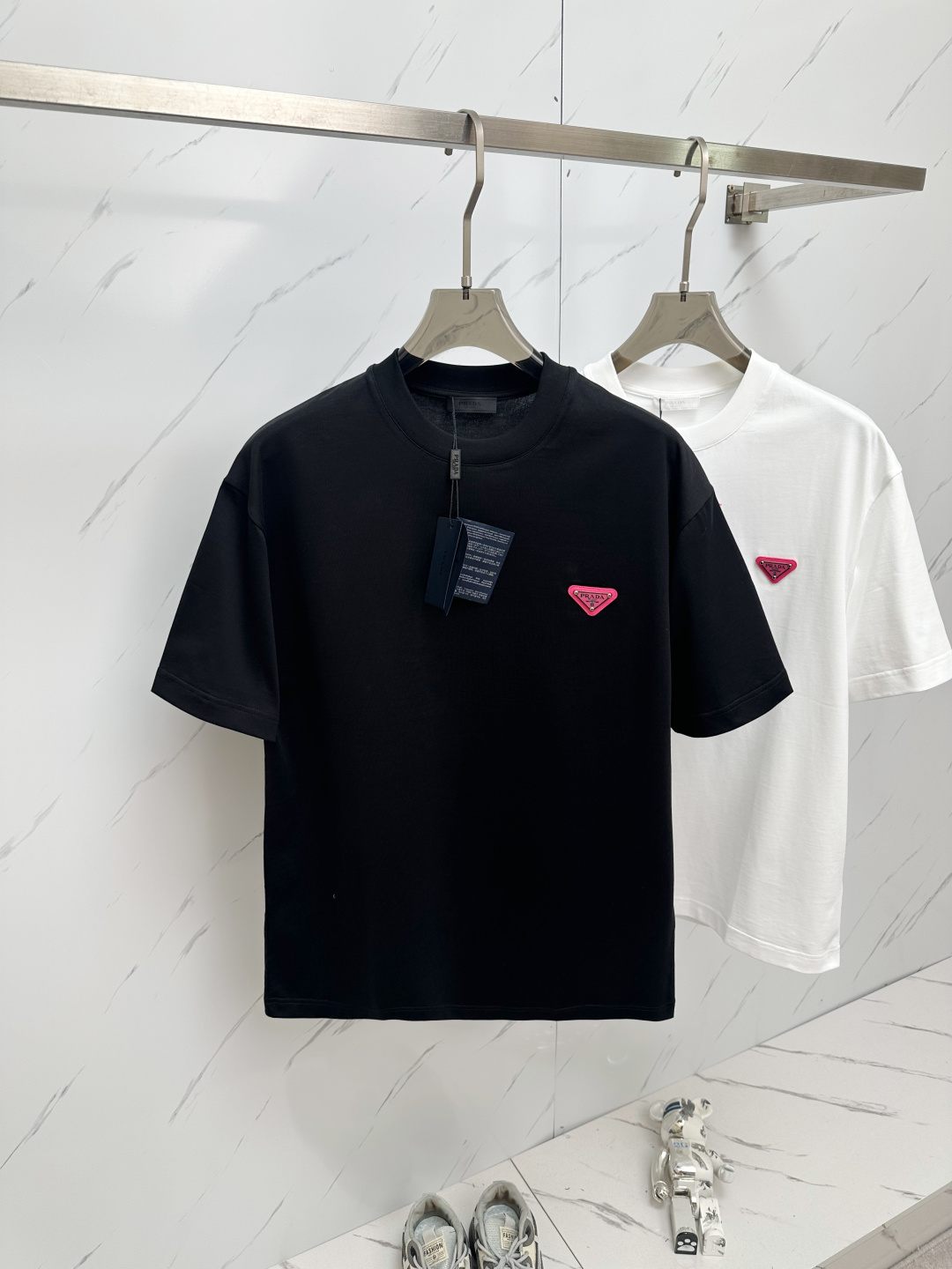 NO:161212,PRADA 2025 round neck embroidered short-sleeved T-shirt base shirt. The elemental logo badge highlights the casual and fashionable charm, and is still unique in style. The inner layer is fitted with a companion... Customer-supplied high-strength elastic knitted liquid ammonia air-layer fabric, the flat and symmetrical knitted light and refreshing, soft and comfortable, and excellent breathability. Simple and unique charm. The straight-tailed version is more suitable for matching with various trendy and fashionable styles. It uses instrument embroidery, and the delicate and full texture highlights, bringing a new experience for fashion sports and leisure. Color black white Size M-3XL,,prada,T-shirt,tees,t-shirt,alexander wang19860909PRADA 2025 圆领刺绣短袖T恤打底衫 元素性的Logo徽章凸显休闲时尚魅力,依然独领时尚风骚.内搭好伴侣… 客供高支弹力针织液氨空气层面料,平整匀称的针织轻薄清爽,柔软舒适,透气性极佳.简洁而富有独特魅力.直裁版型更为适合搭配各种潮流时尚造型. 采用器械刺绣,细腻饱满的质感突显,为时尚运动休闲带来全新体验. 颜色黑色 白色 尺码 M-3XL,,prada,T-shirt,tees，t-shirt,alexander wang,Men's clothing